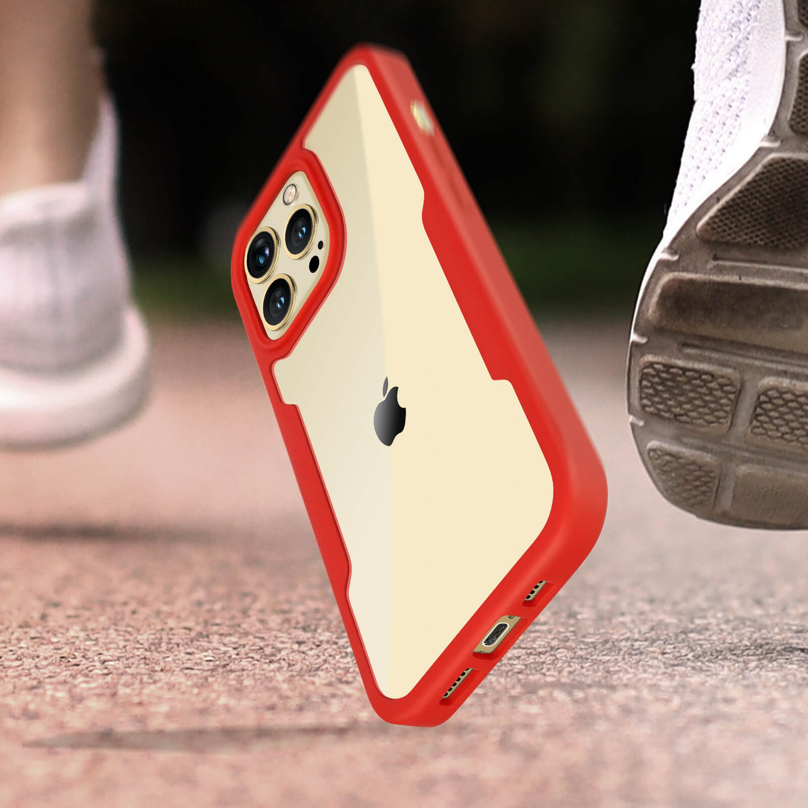 Rode en crèmekleurige iPhone-hoes op een hardloopschoen en een vage achtergrond.