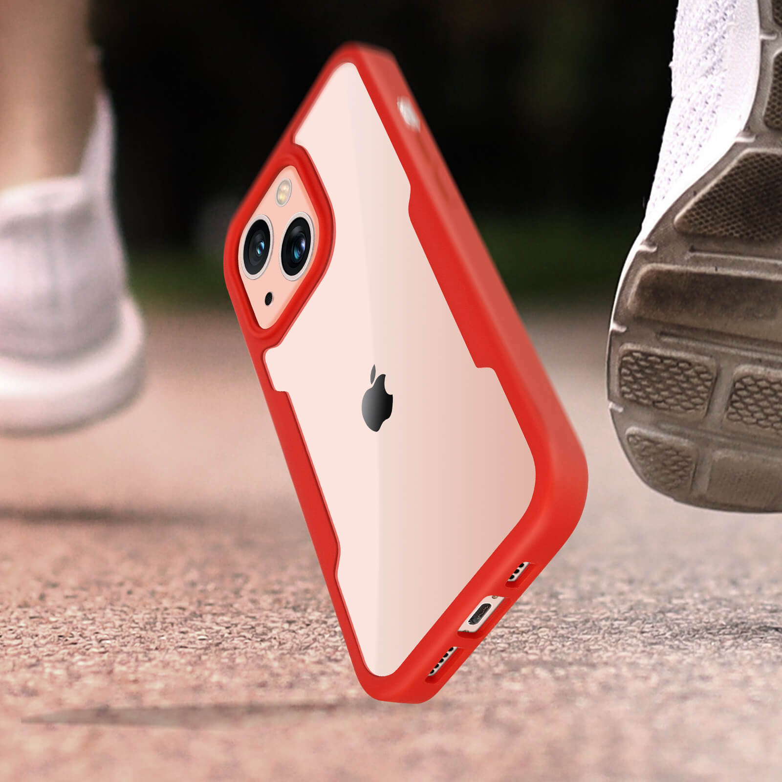 Custodia iPhone rossa a fuoco, lo sfondo mostra una scena di corsa sfocata.