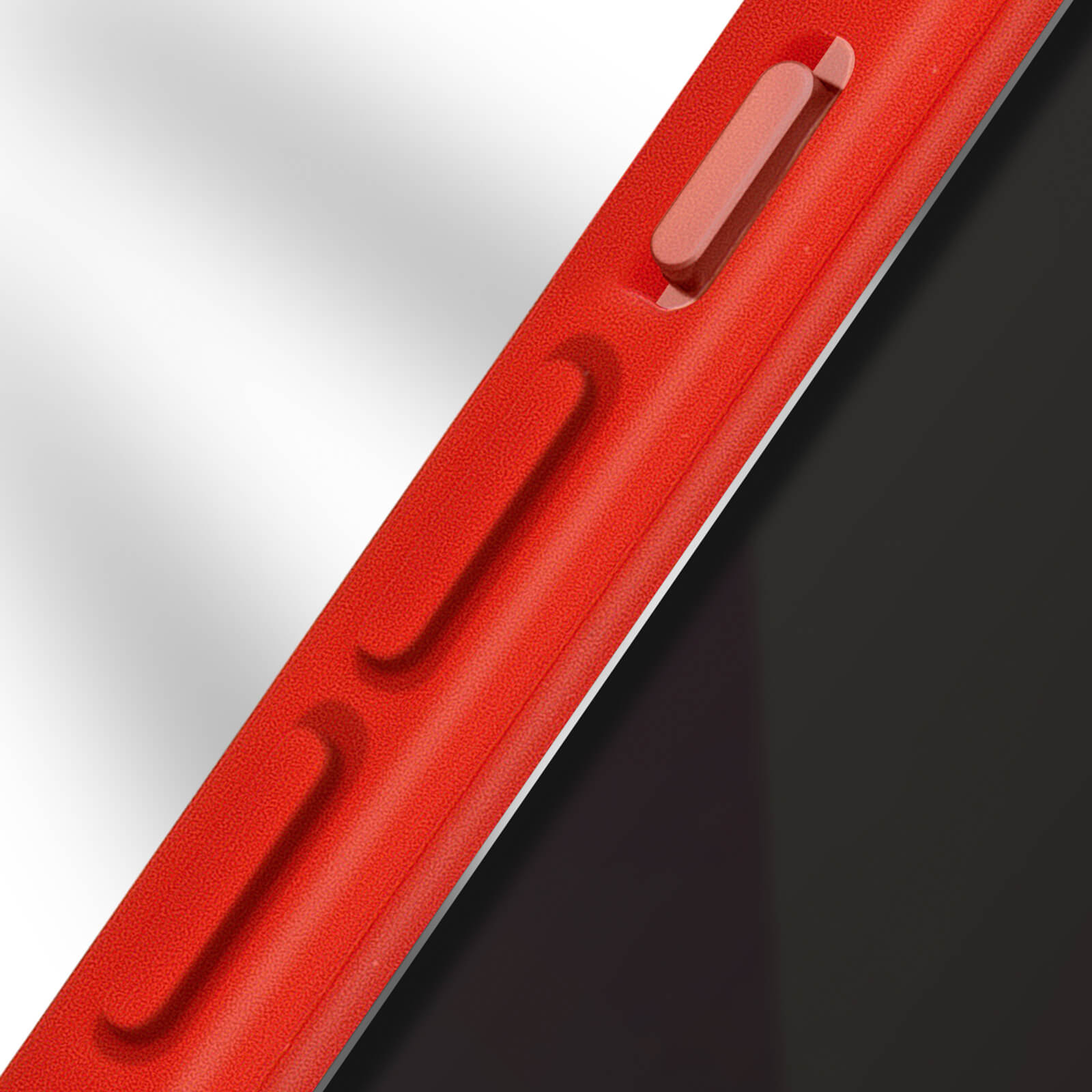 Primo piano di una custodia rossa per telefono con pulsanti e superficie strutturata, contro bianco e nero.