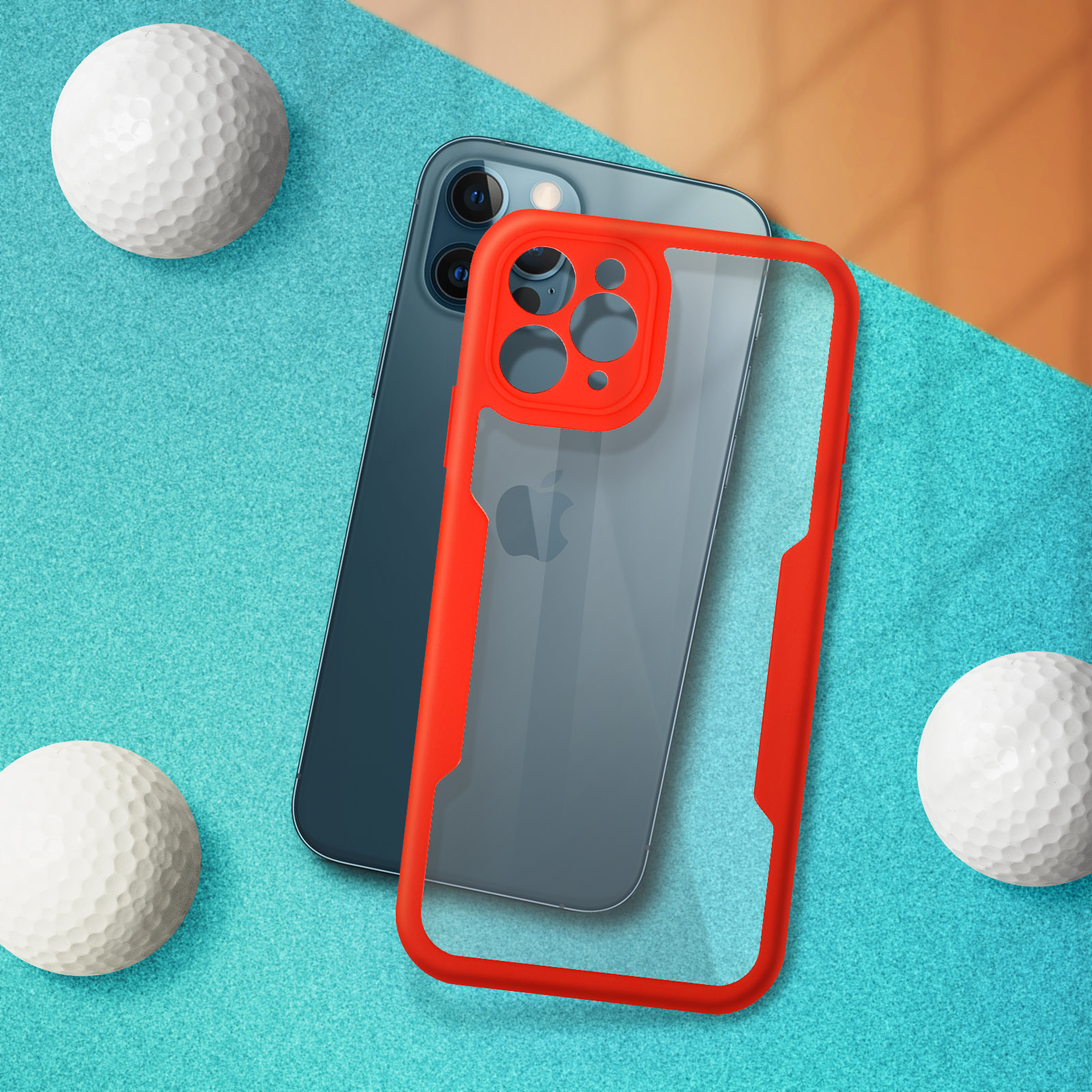 Una custodia per telefono su un telefono, con palline da golf su una superficie blu.