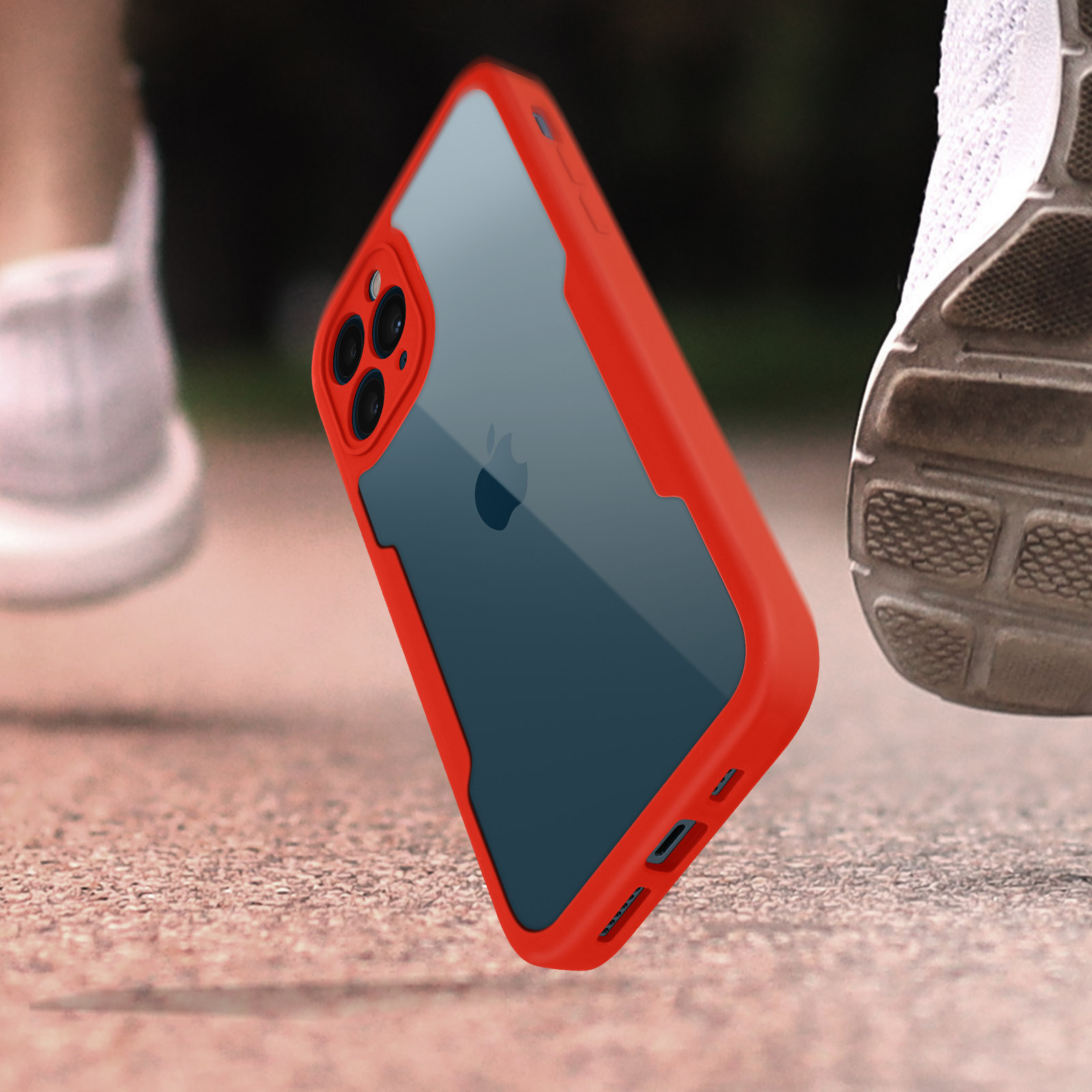 Custodia rossa parzialmente su un telefono. Piedi sullo sfondo.