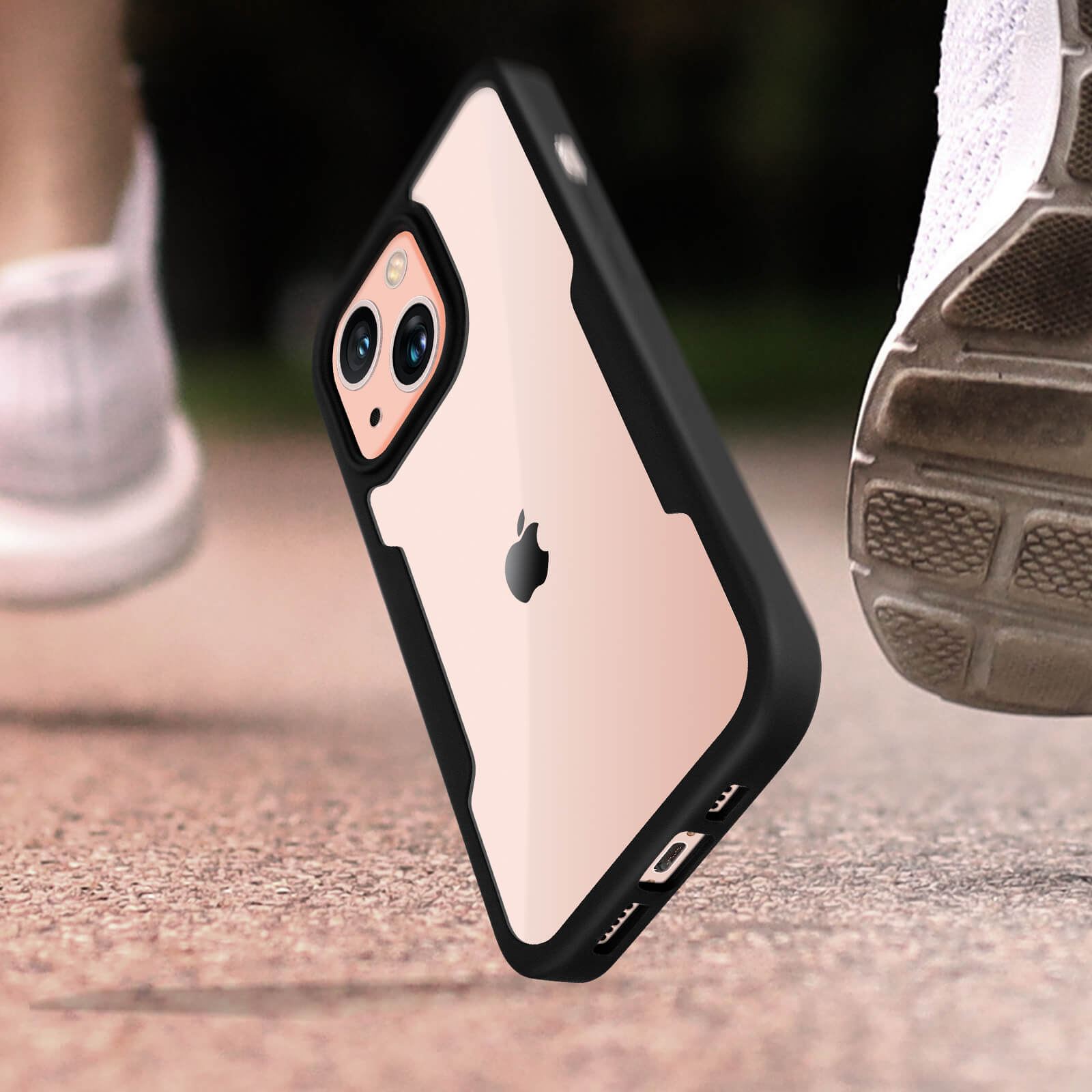 Een telefoon in een zwarte en doorzichtige hoes wordt vastgehouden door iemand die rent. Sneakers zijn zichtbaar.