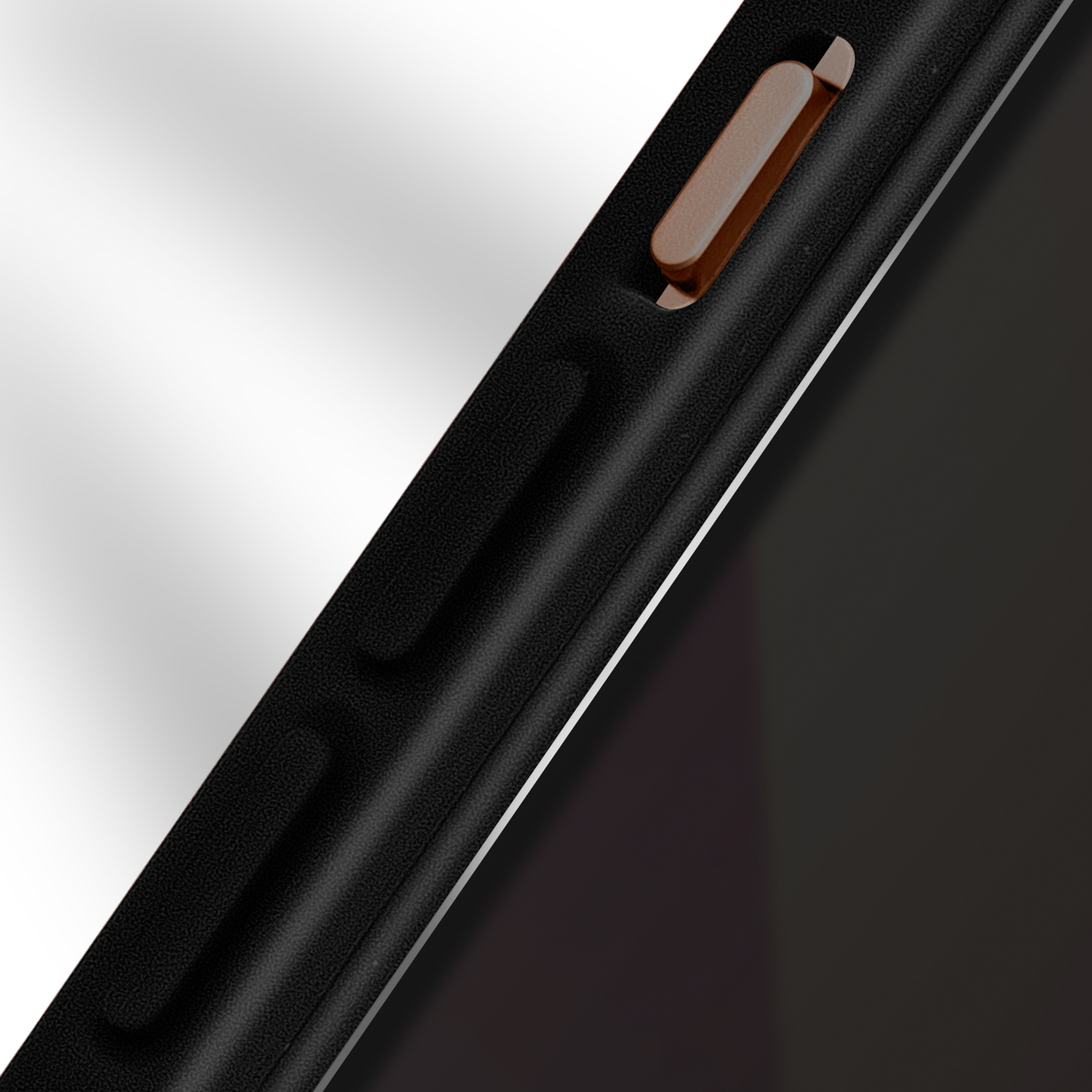 Close-up van een telefoon met bruine knop aan de zijkant, zwarte achtergrond.