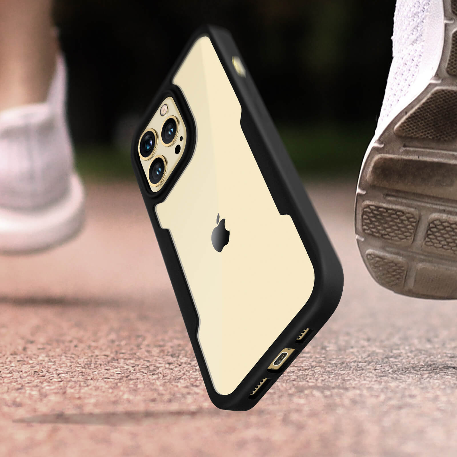 Apple-telefoon in een beschermhoesje. De telefoon wordt gebruikt terwijl een persoon rent.