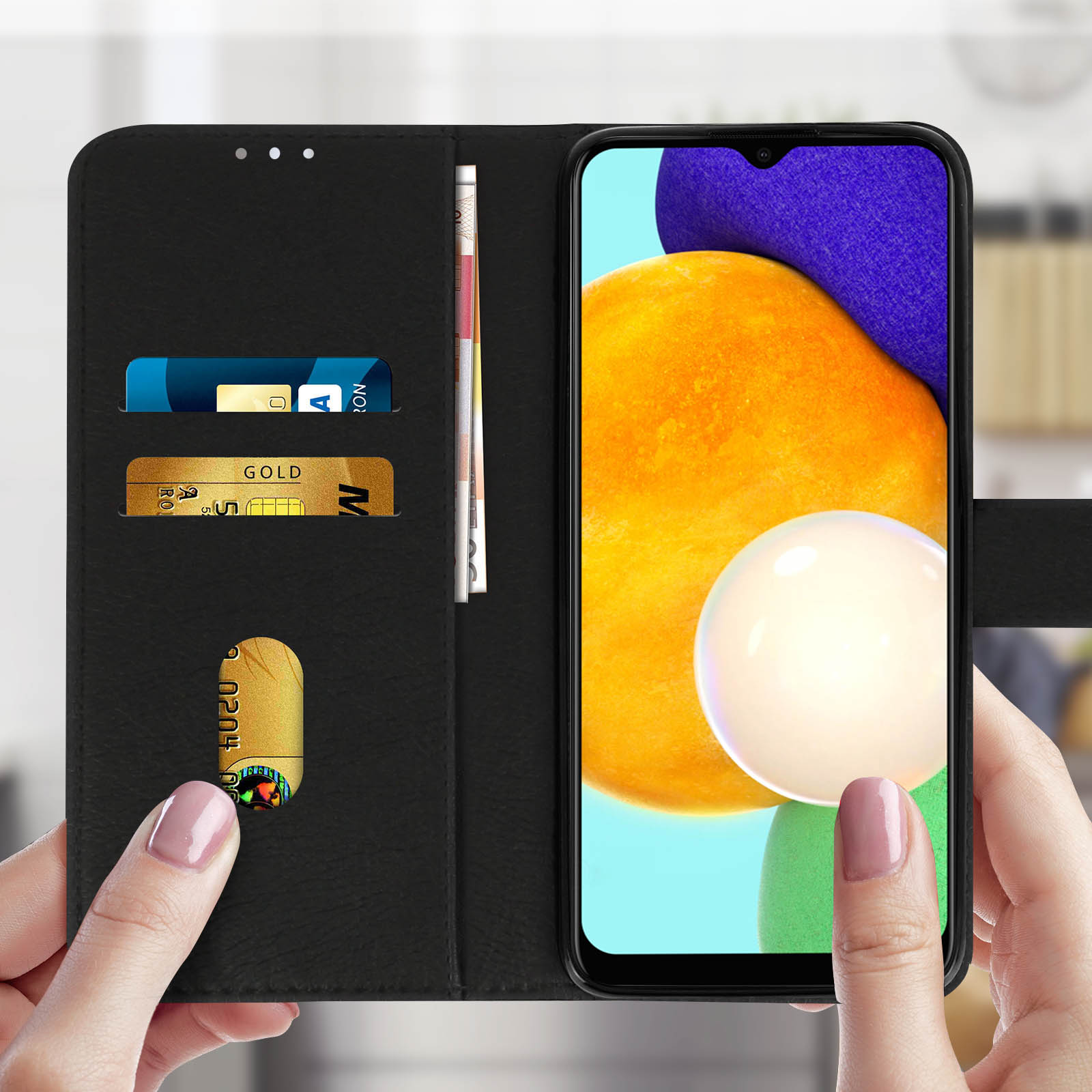 Hände halten eine offene schwarze Handyhülle. Innen befinden sich Karten und ein Telefon mit orangefarbener Grafik.