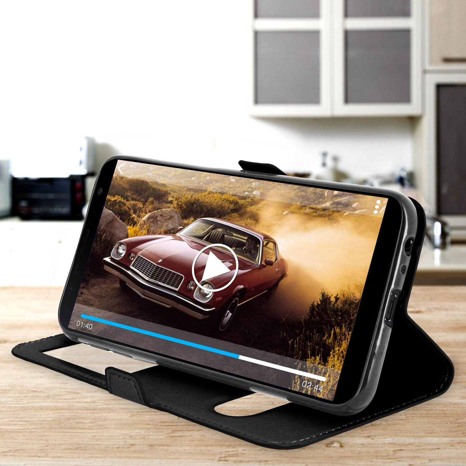Smartphone su un supporto che riproduce un video di un'auto rossa su strada.