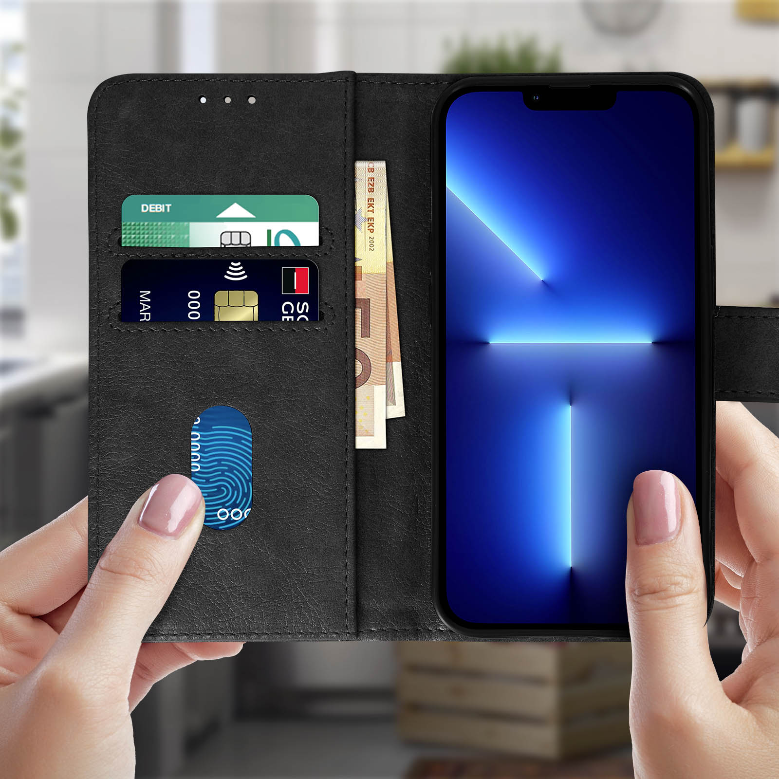 Custodia per telefono nera, con carte e contanti all'interno e un telefono blu.