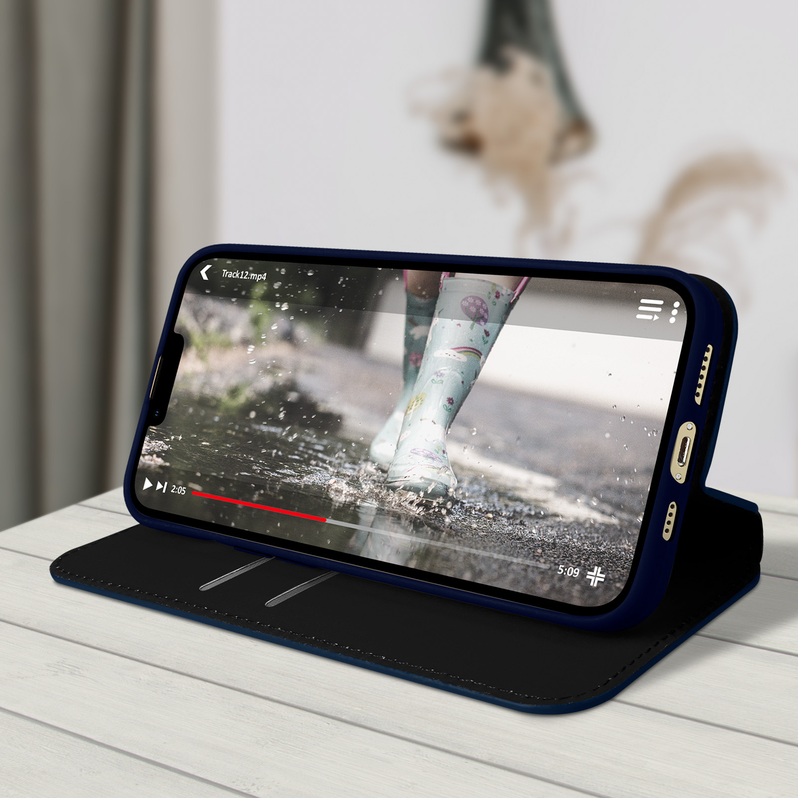 Telefoon in een hoesje dat een video afspeelt. De video toont benen in laarzen.