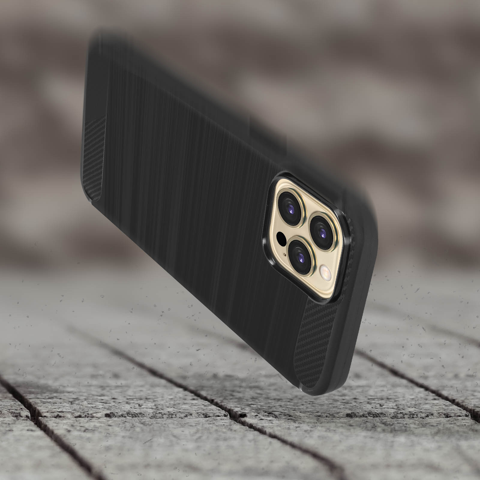 Una custodia per telefono nera con superficie strutturata, angolata e fluttuante sopra una superficie in legno.