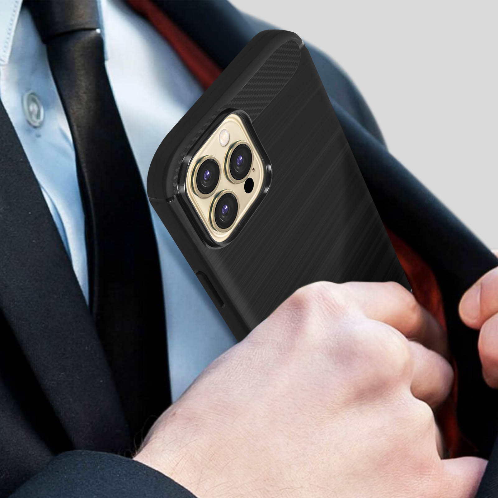 Una custodia nera per telefono con design in fibra di carbonio strutturata, tenuta in tasca.