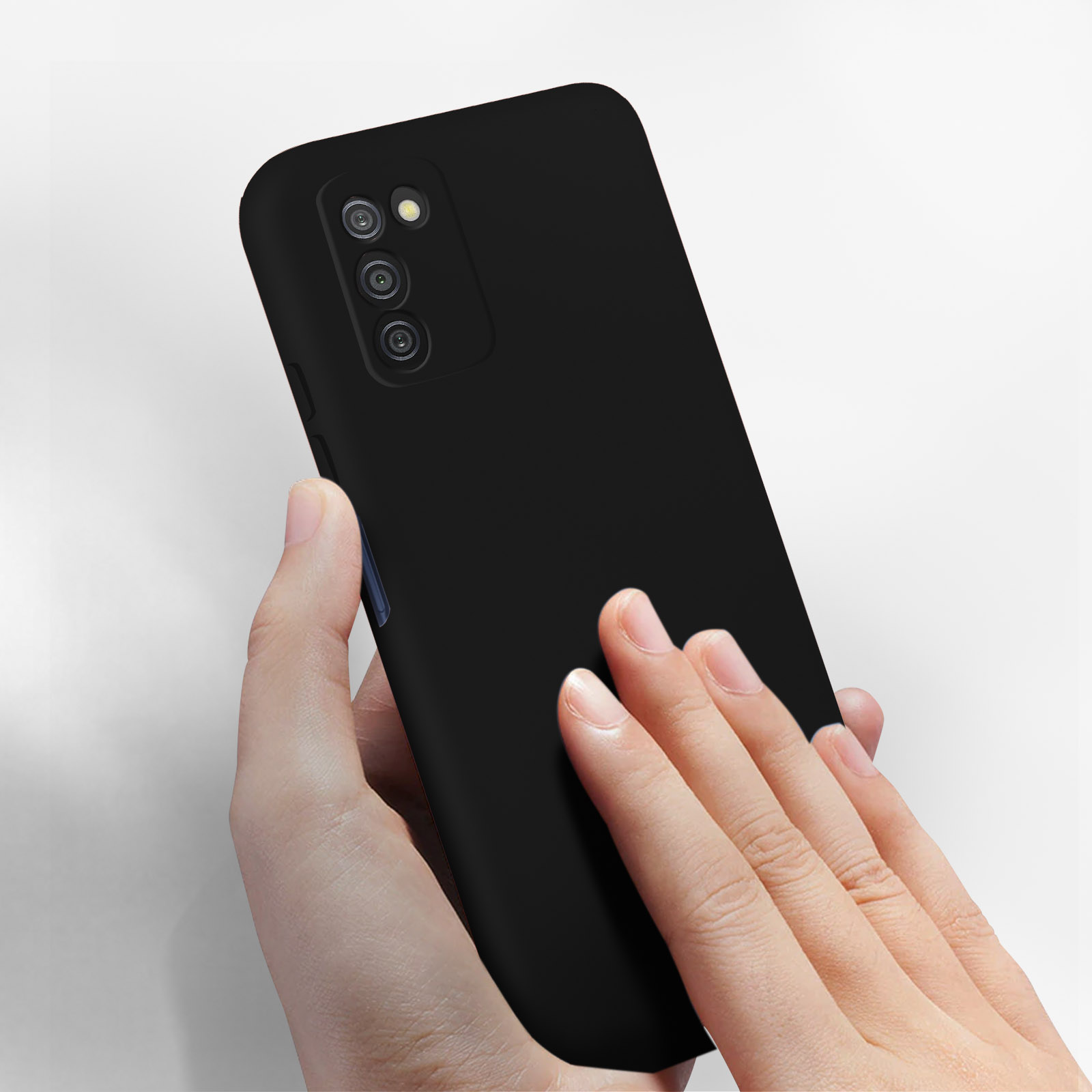 Una mano che tiene una custodia nera per telefono con tre fotocamere.