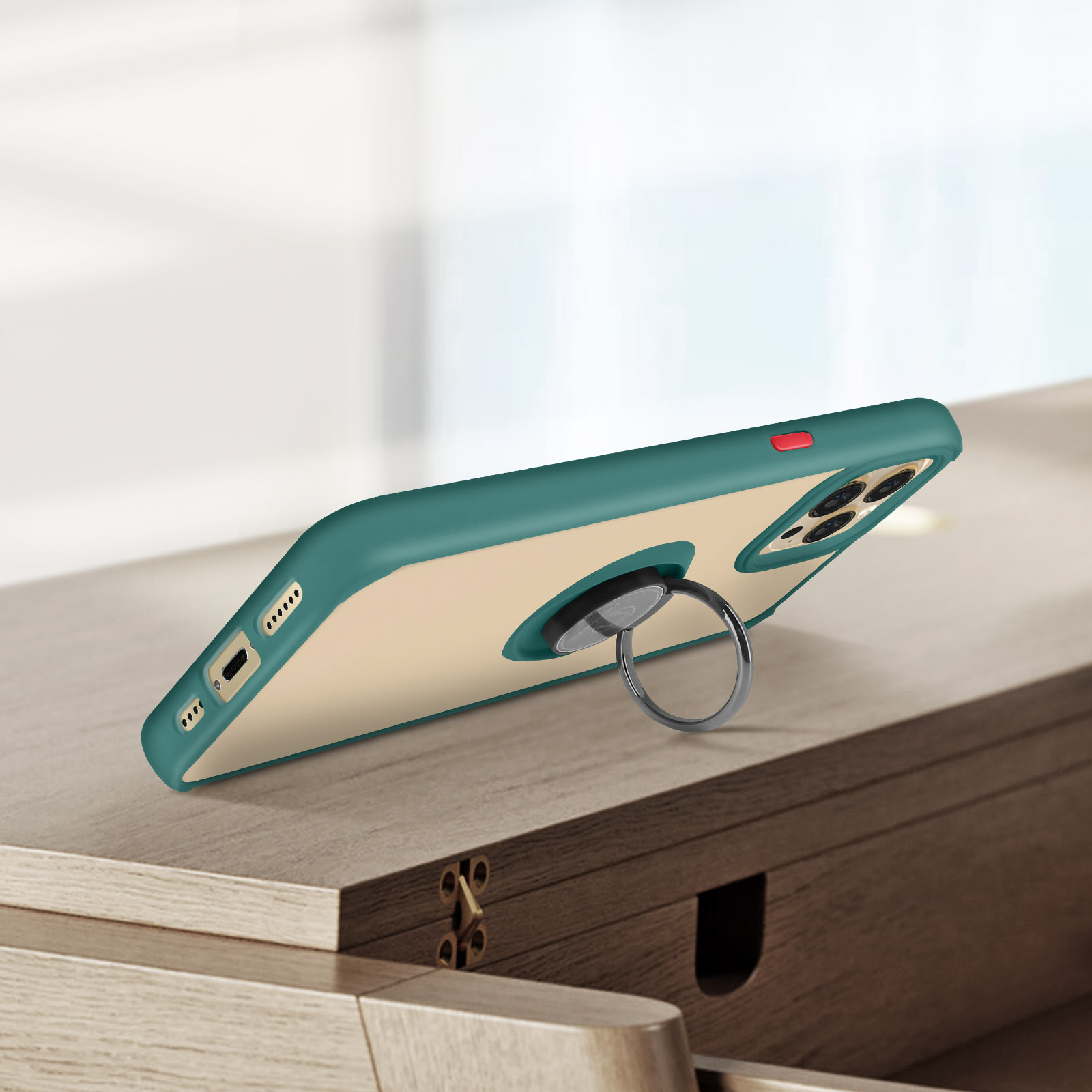 Custodia per telefono verde e beige con anello di supporto. La custodia è su una superficie di legno.