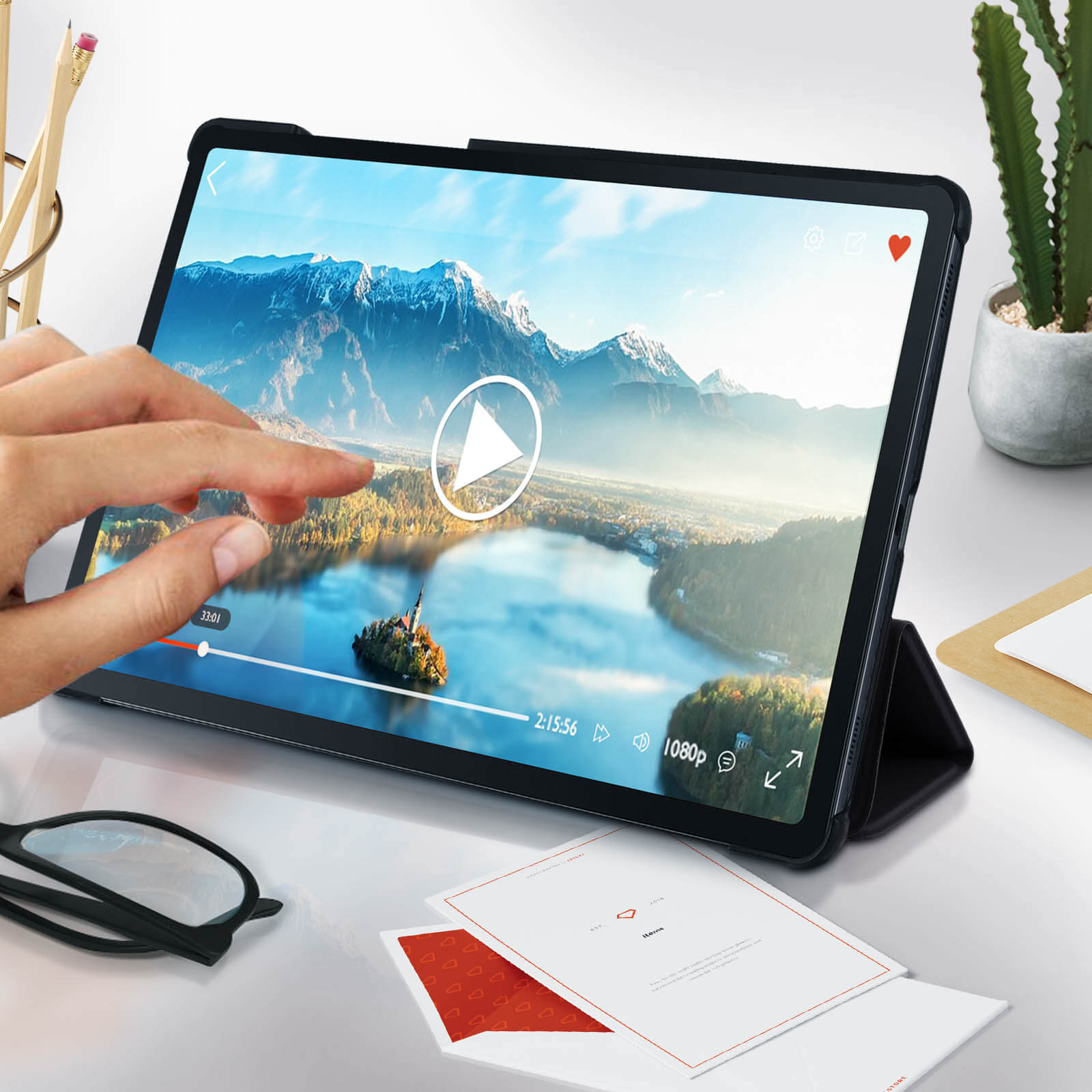 Una mano tocca lo schermo di un tablet che mostra un'interfaccia video.