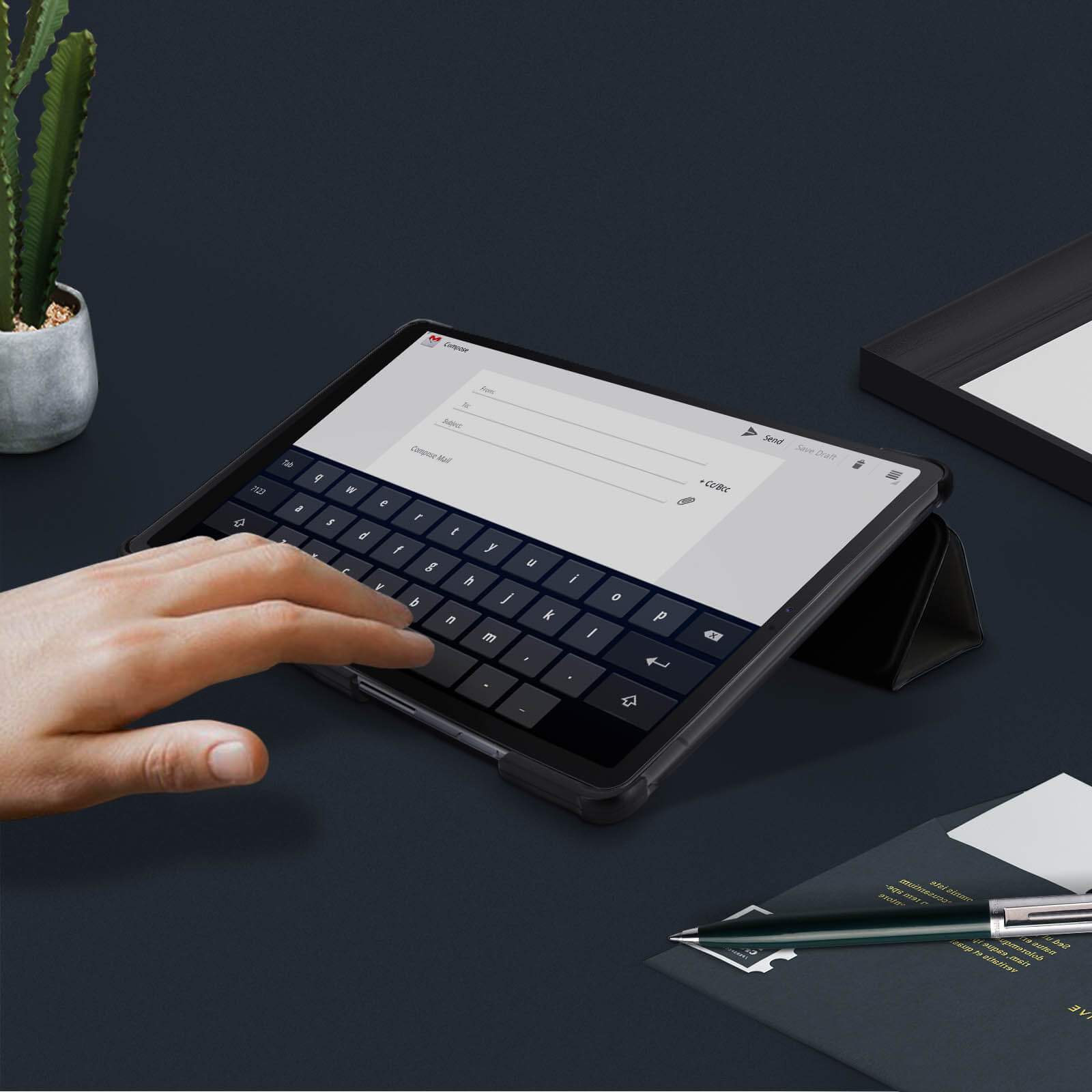 Un tablet che mostra un'interfaccia di posta elettronica con una tastiera. La mano di una persona è visibile vicino alla tastiera.