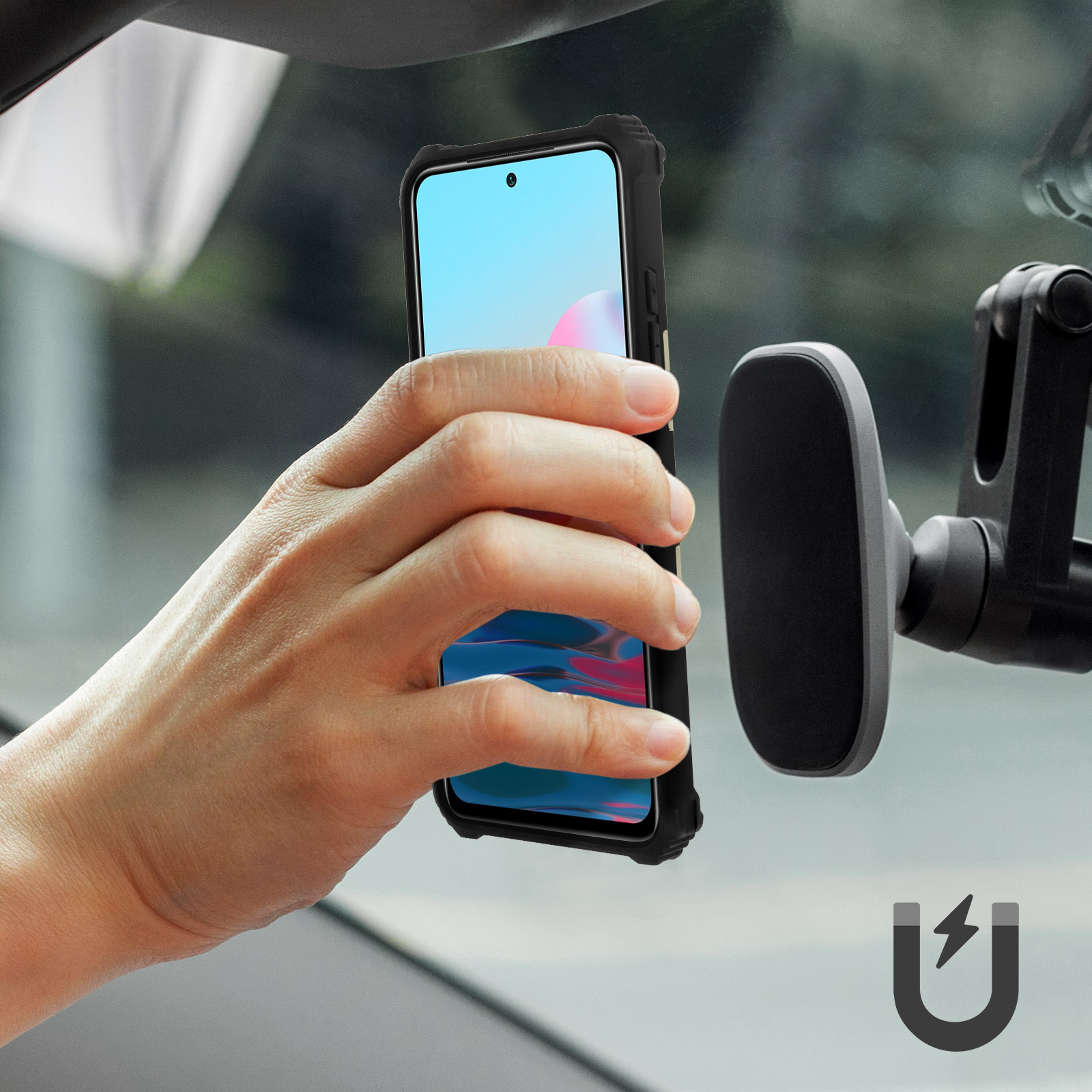 Eine Hand hält ein Telefon mit schwarzer Hülle in der Nähe einer Autohalterung. Ein Magnetsymbol wird gezeigt.