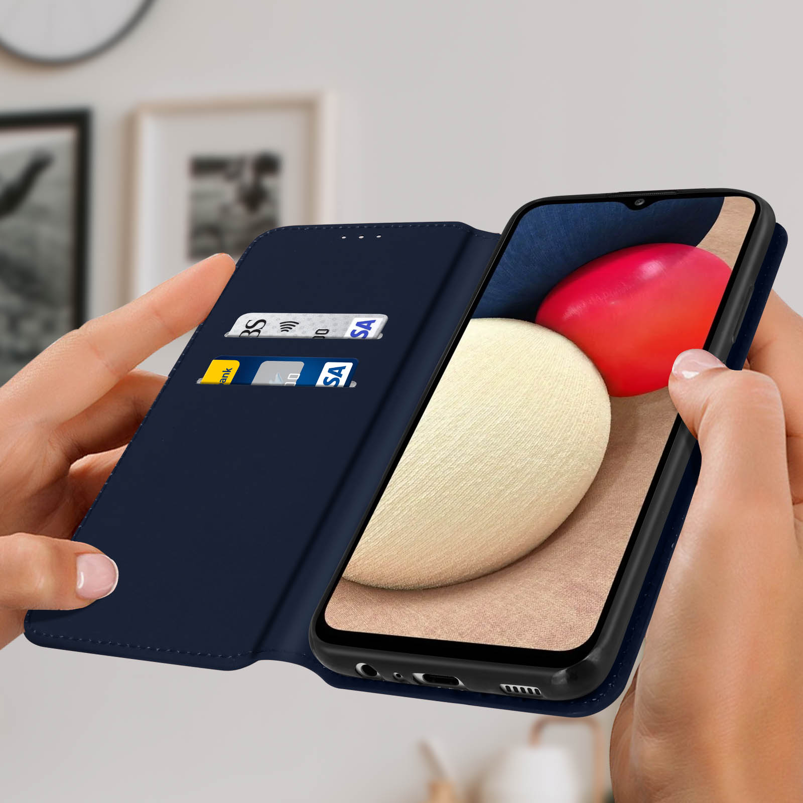 Custodia per telefono blu aperta, con carte, telefono che mostra lo schermo, tavolo in legno.