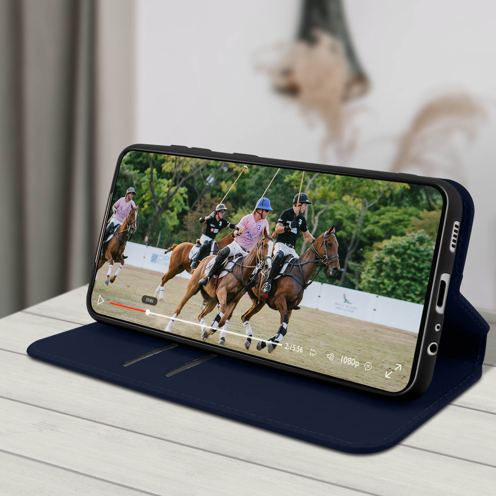 Telefono che mostra una partita di polo, in una custodia blu.