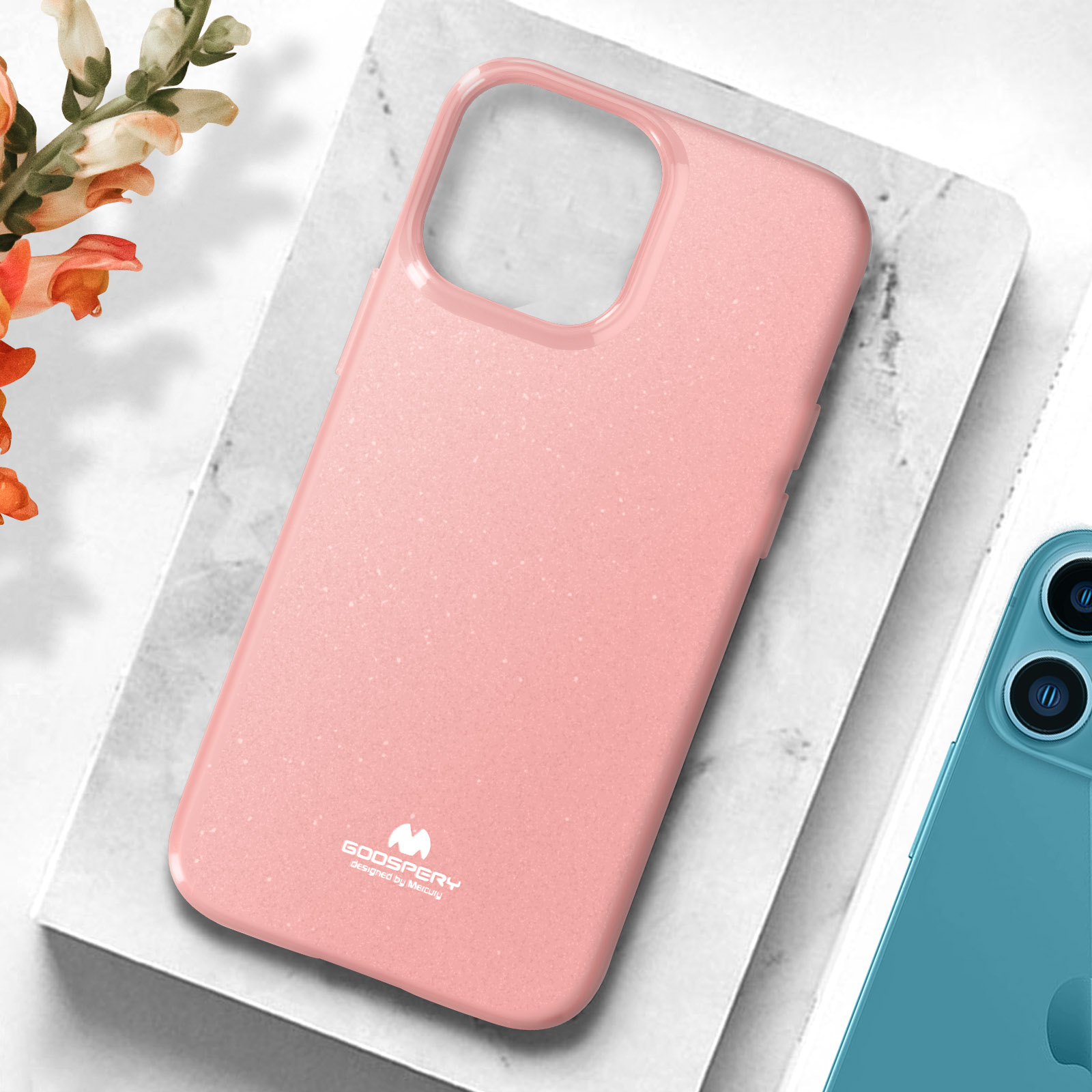 Una custodia rosa per telefono su una superficie di marmo, con un telefono verde acqua accanto.