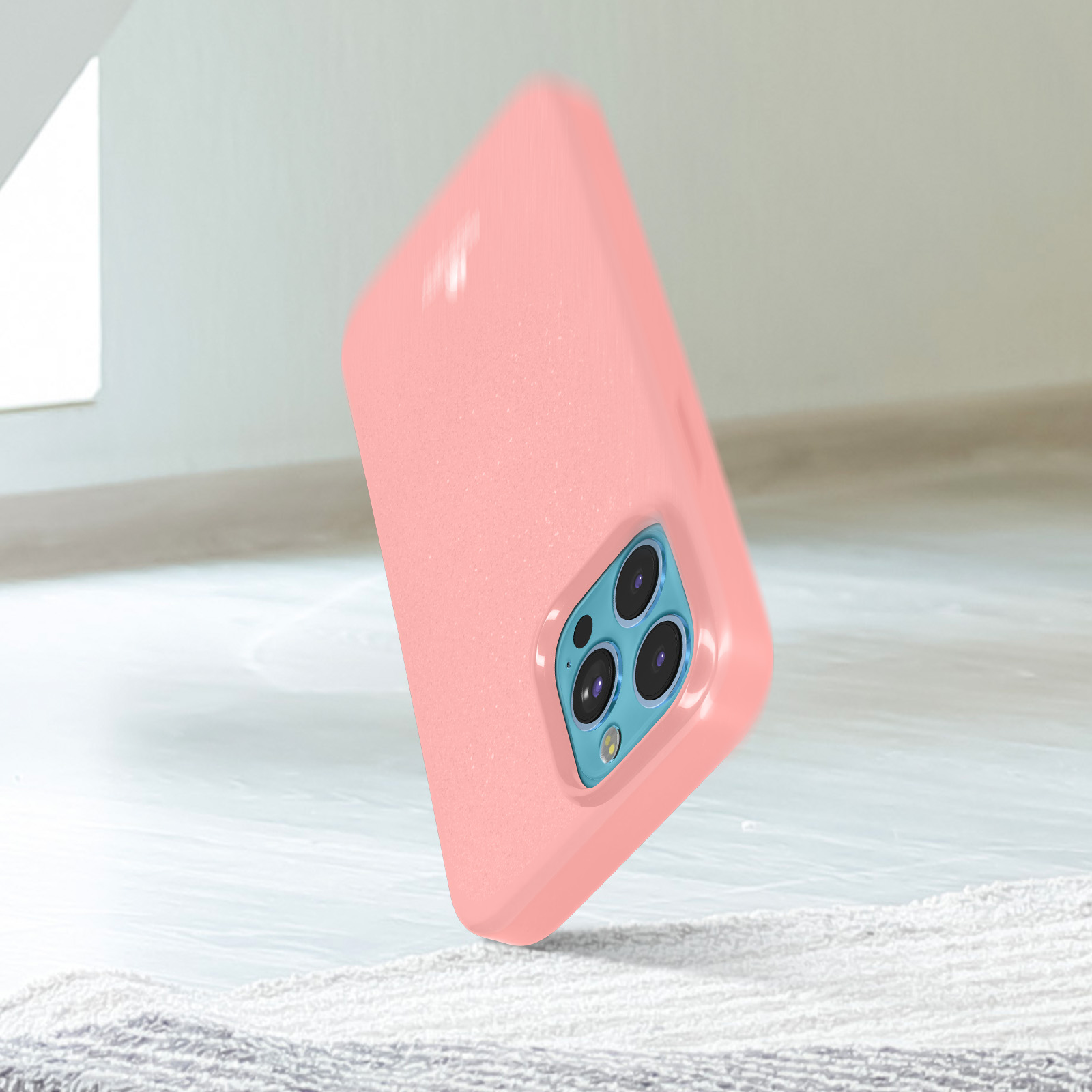 Custodia rosa per telefono, vista angolata, fluttuante. L'area della fotocamera è visibile con più lenti.