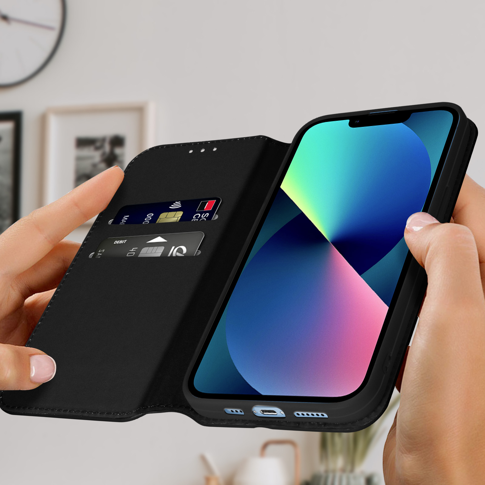 Una custodia per telefono nera aperta, che mostra un telefono con uno schermo colorato. Le carte sono all'interno della custodia.