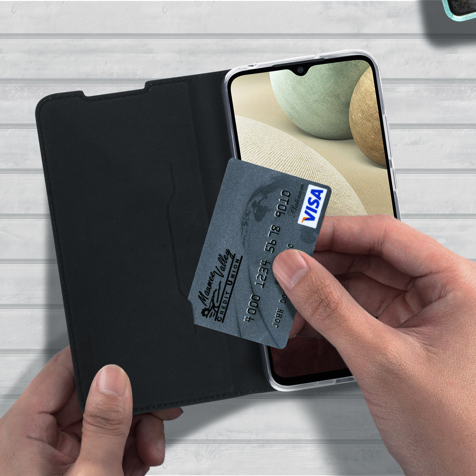 Custodia nera per telefono con una carta di credito inserita in un telefono. Lo schermo del telefono è visibile.