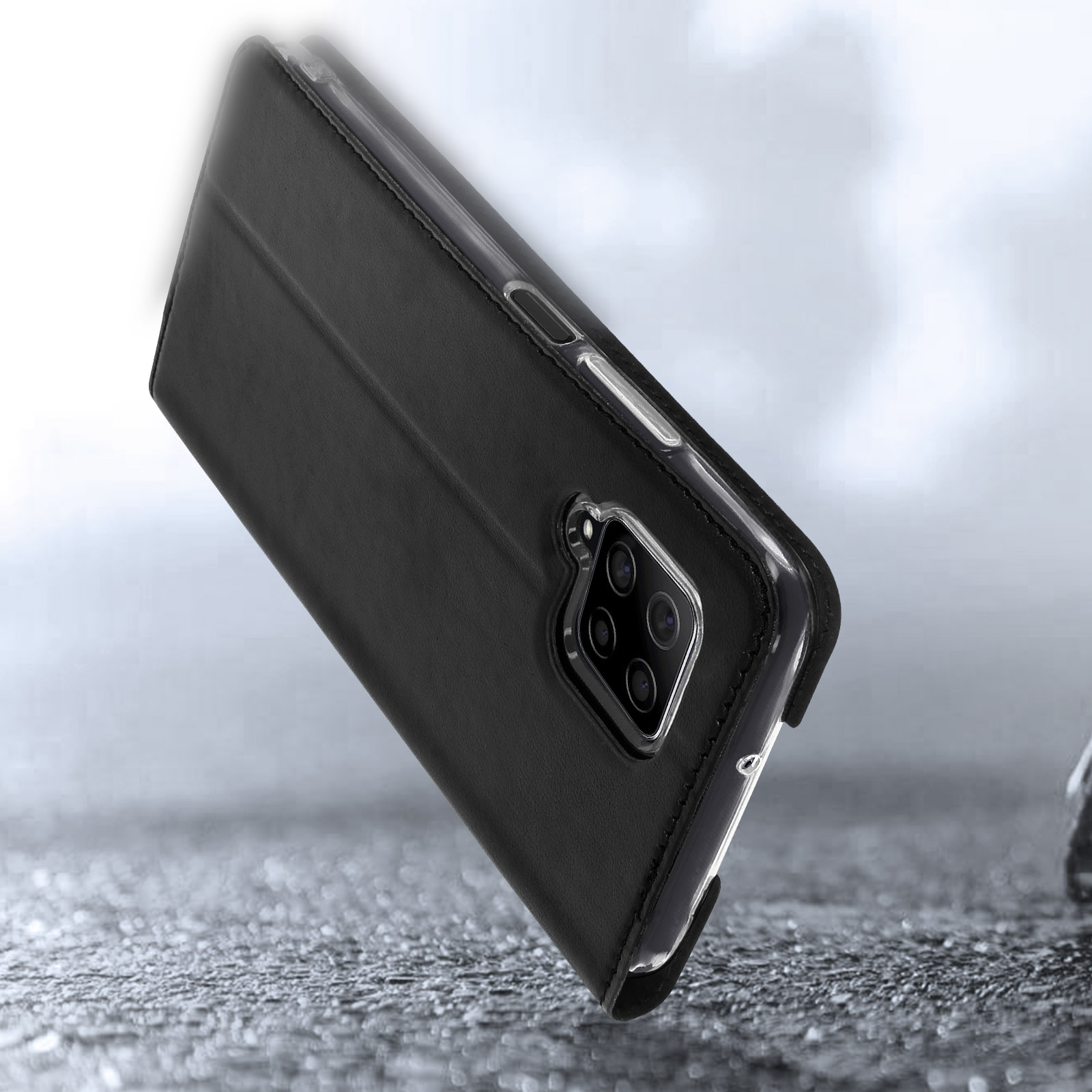 Custodia nera per telefono con telefono all'interno su superficie strutturata, leggermente inclinata.