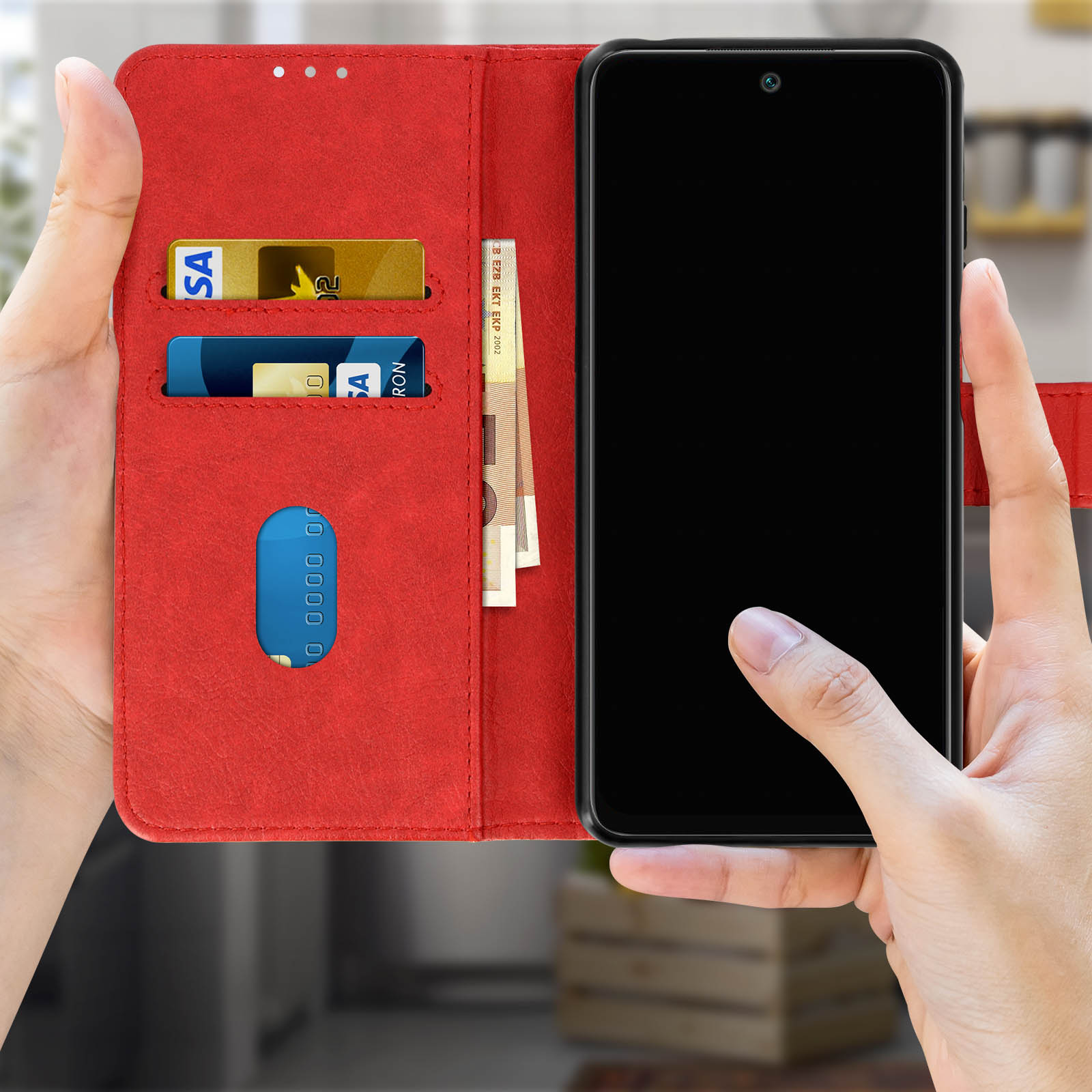 Een rode telefoonhoes met telefoon, creditcards en geld. Vastgehouden door handen.