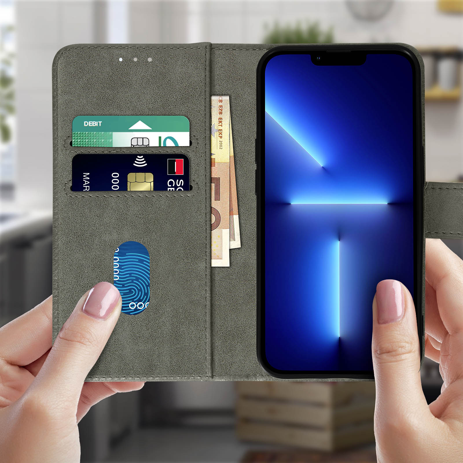 Una custodia per telefono con un telefono all'interno. All'interno ci sono anche carte e contanti. Le mani tengono aperta la custodia.