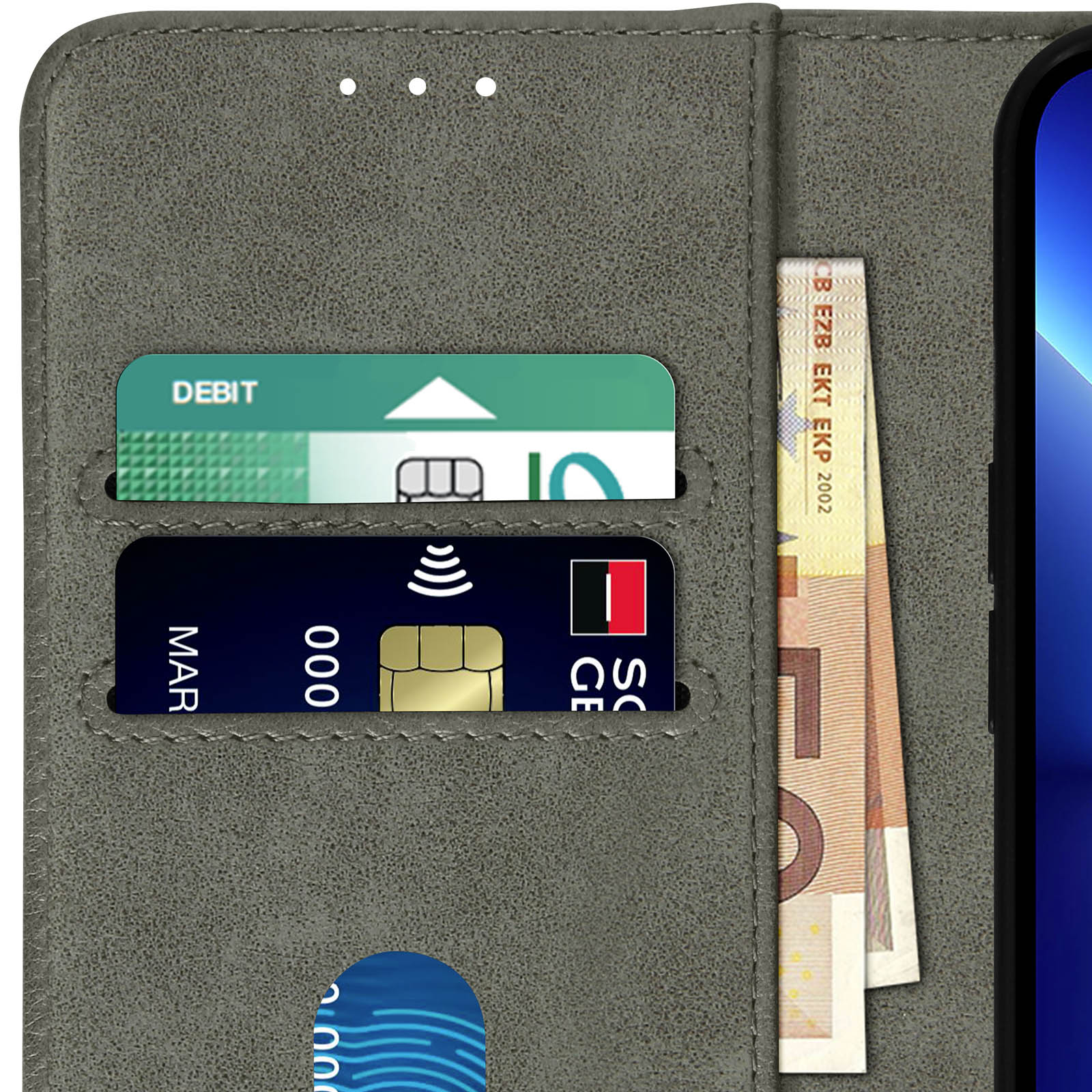 Custodia grigia per telefono con carta di debito, carta di credito e contanti all'interno. Primo piano.