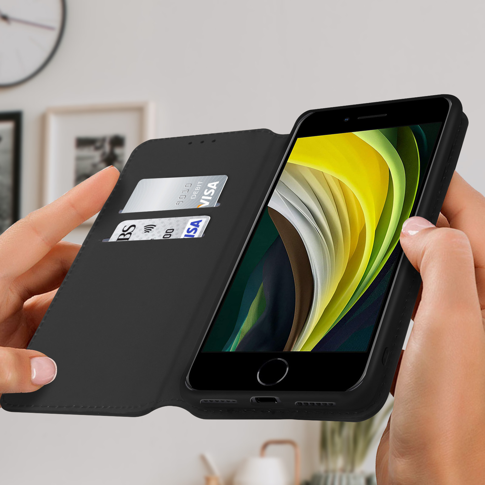 Un téléphone noir dans un étui noir de style portefeuille. L'étui est ouvert pour montrer les cartes et le téléphone.