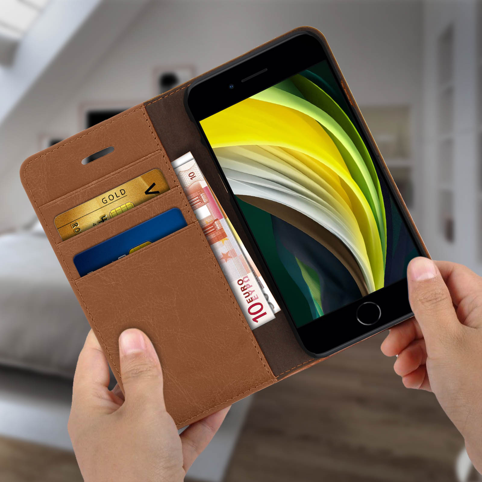 Custodia per telefono marrone con carte di credito e contanti all'interno. Il telefono è nella custodia.