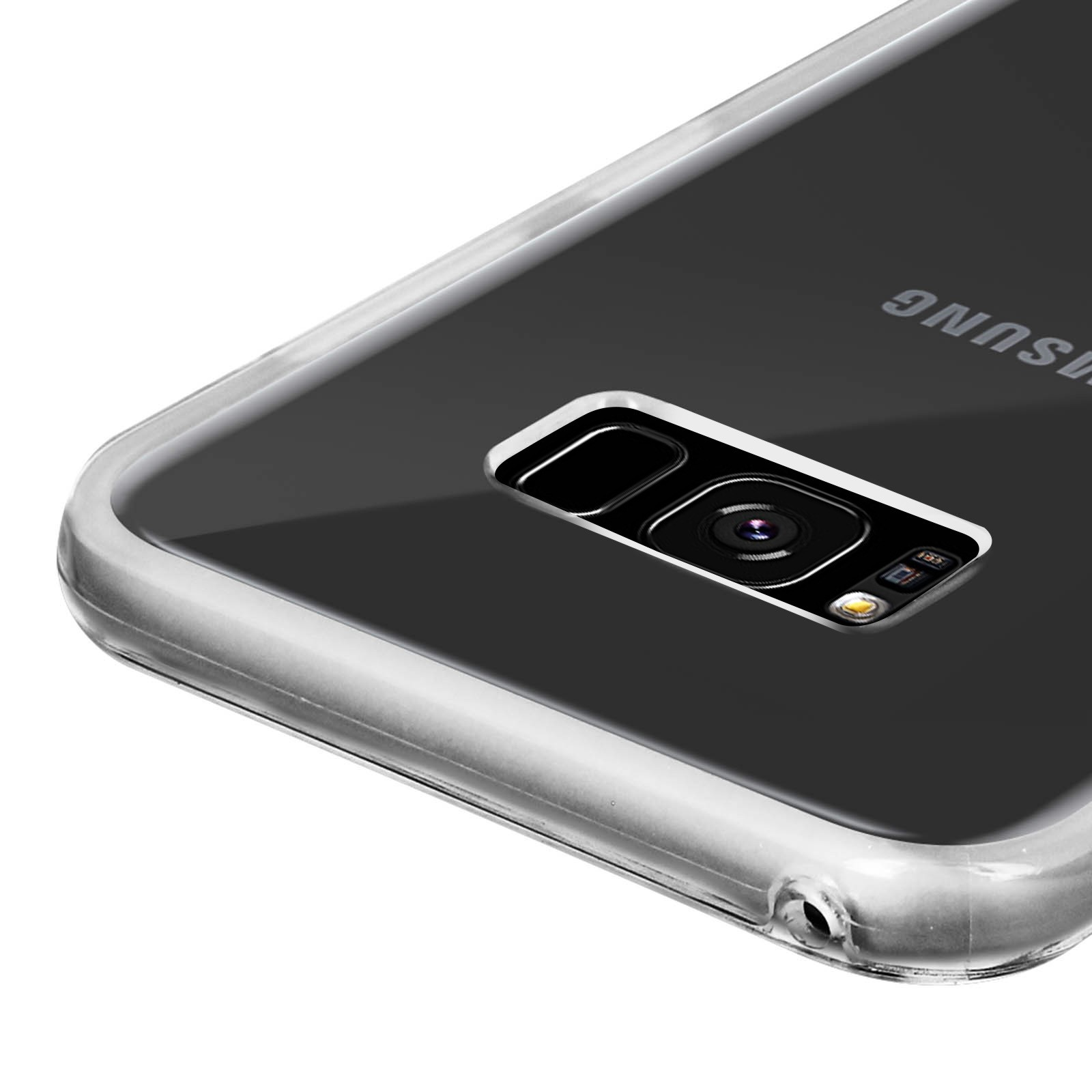Primo piano dell'obiettivo della fotocamera di un telefono all'interno di una custodia trasparente.