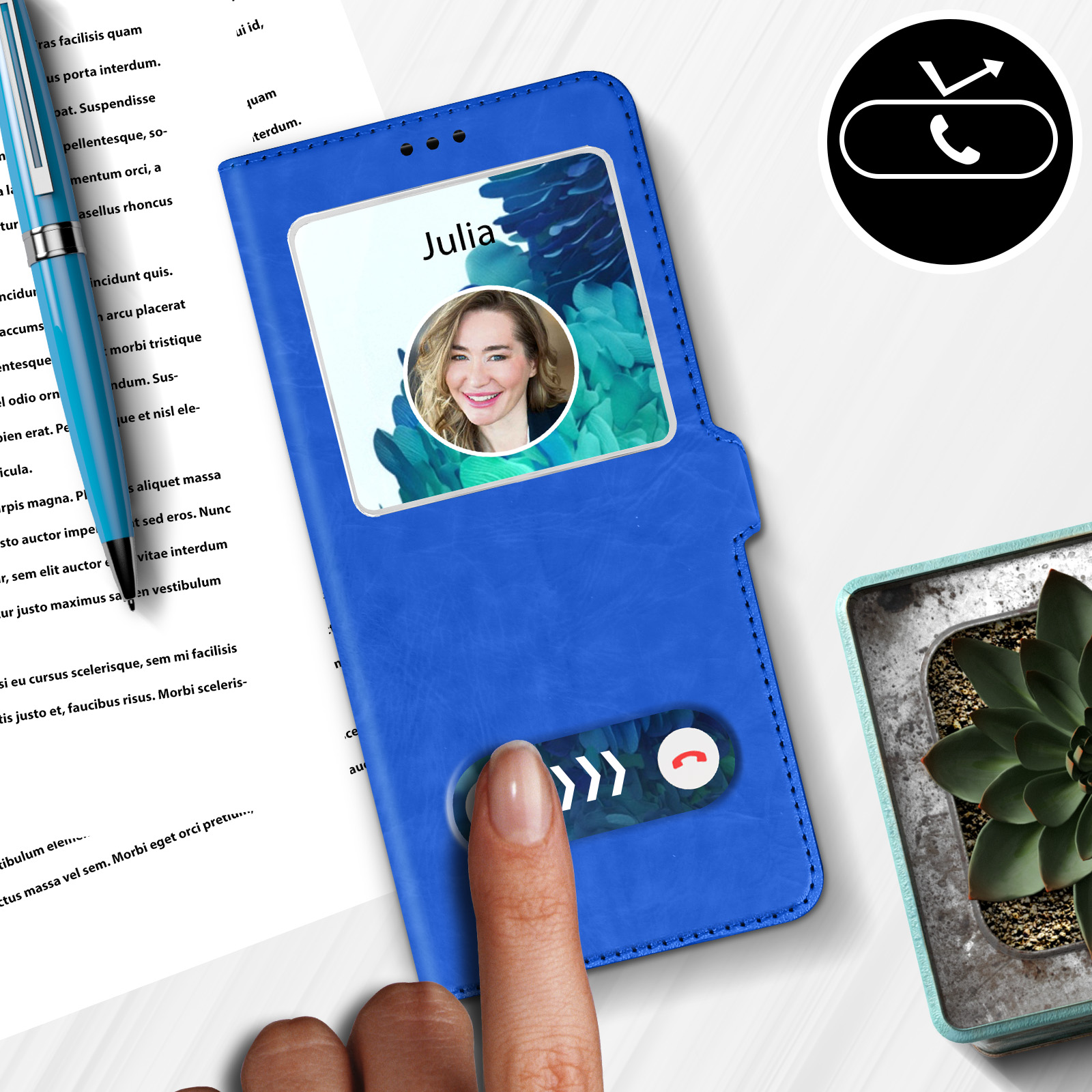 Blauwe telefoonhoes met een venster, die het gezicht van een vrouw laat zien, en een belknop.