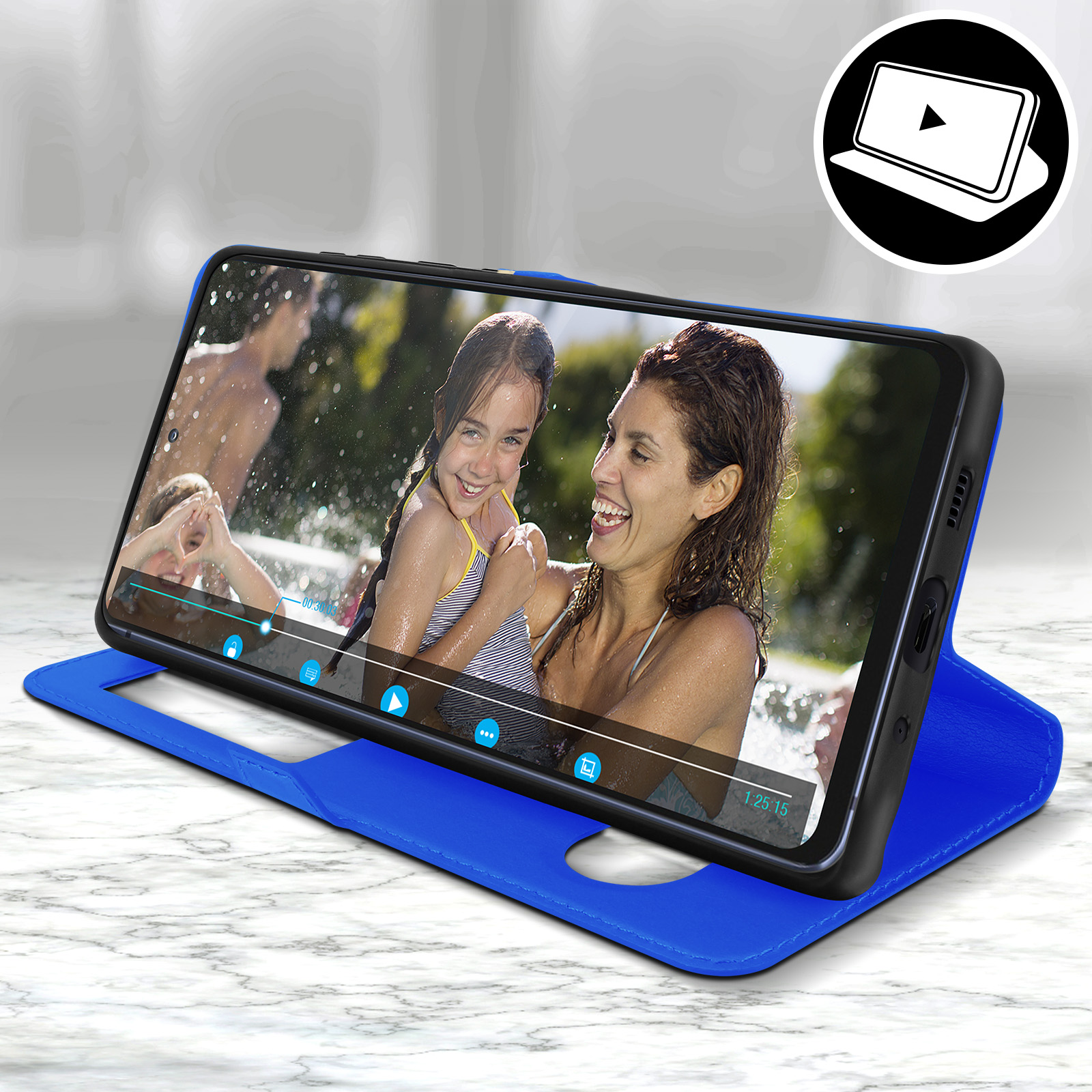 Een telefoon in een blauwe hoes speelt een video af. Een vrouw en een kind zijn in de video.
