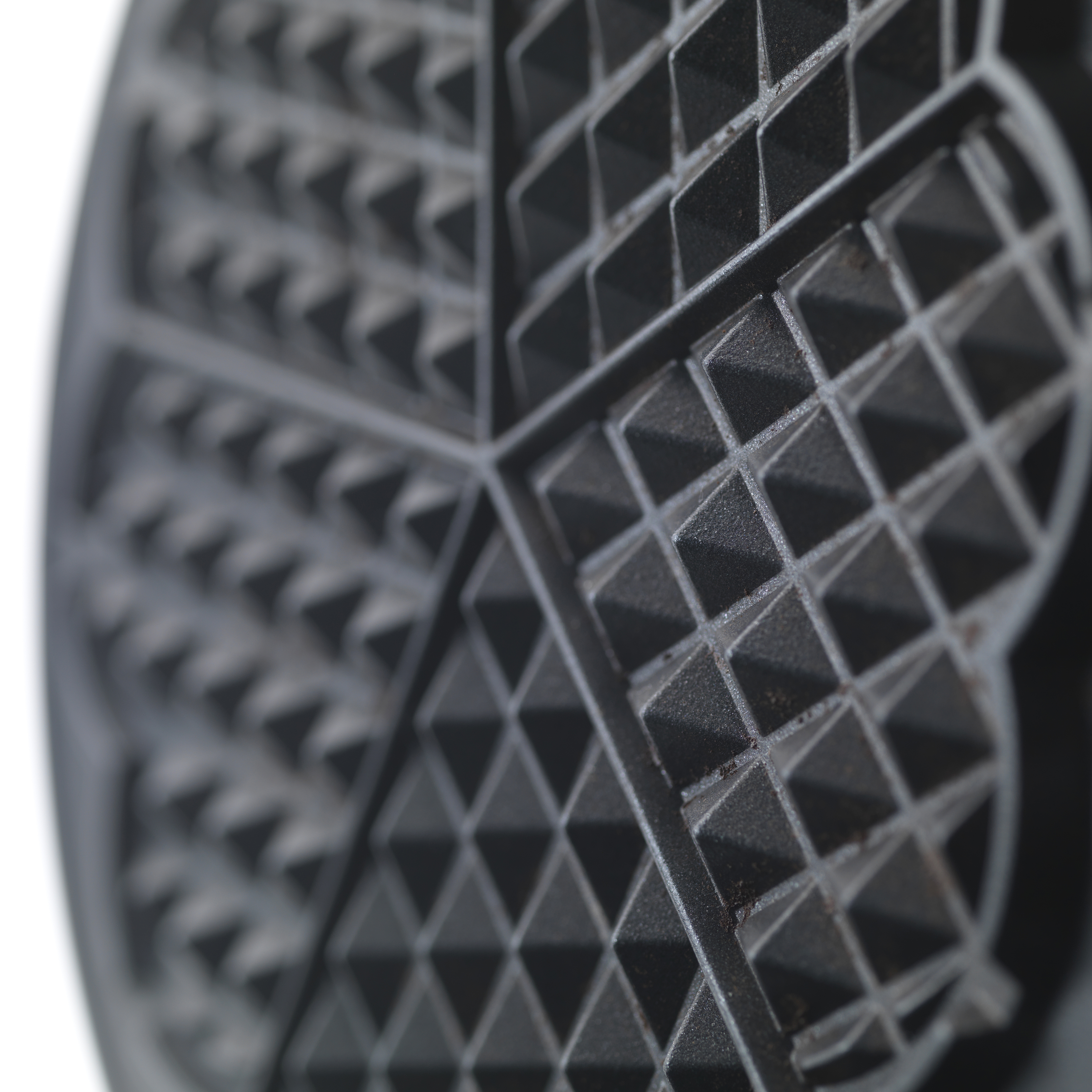 Nahaufnahme eines schwarzen Waffeleisengitters, das das Muster des Waffeleisens zeigt.