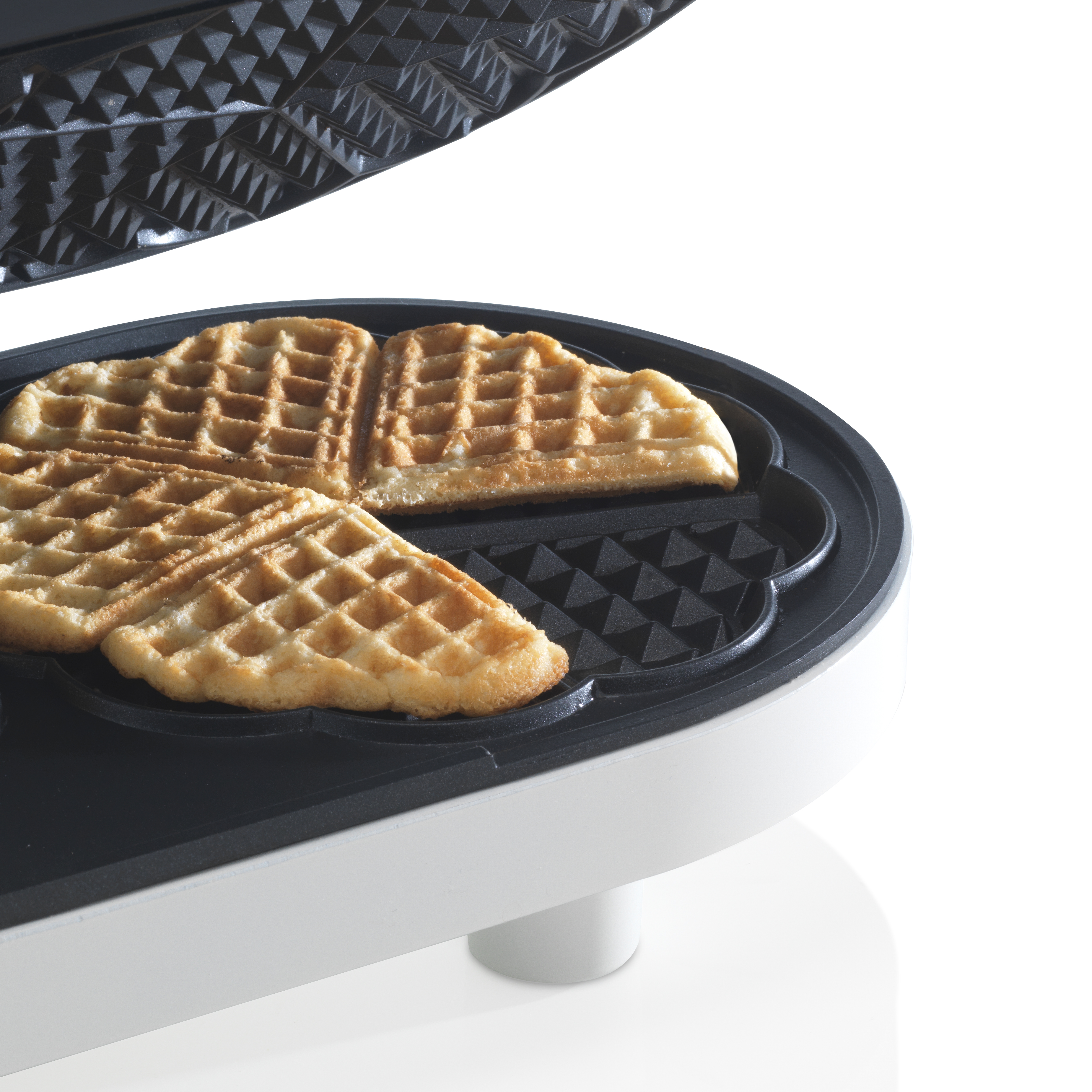 Waffeleisen mit drei Waffeln. Die Waffeln sind goldbraun und haben ein Gittermuster.