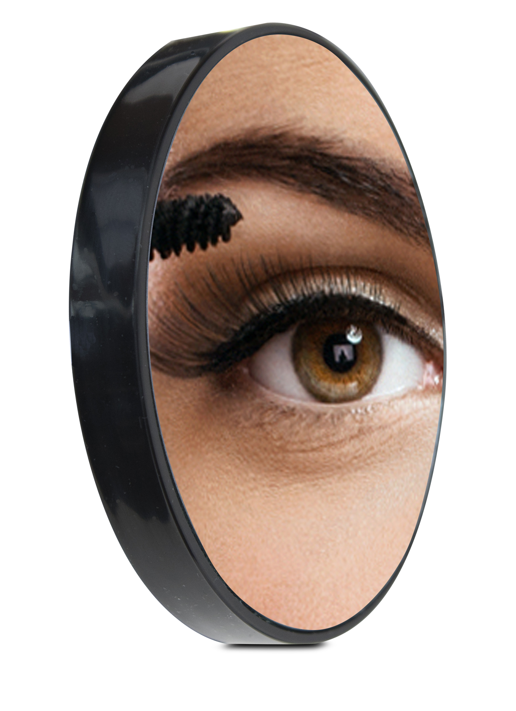 Nahaufnahme eines Auges mit Mascara, die mit einer Mascara-Bürste aufgetragen wird.