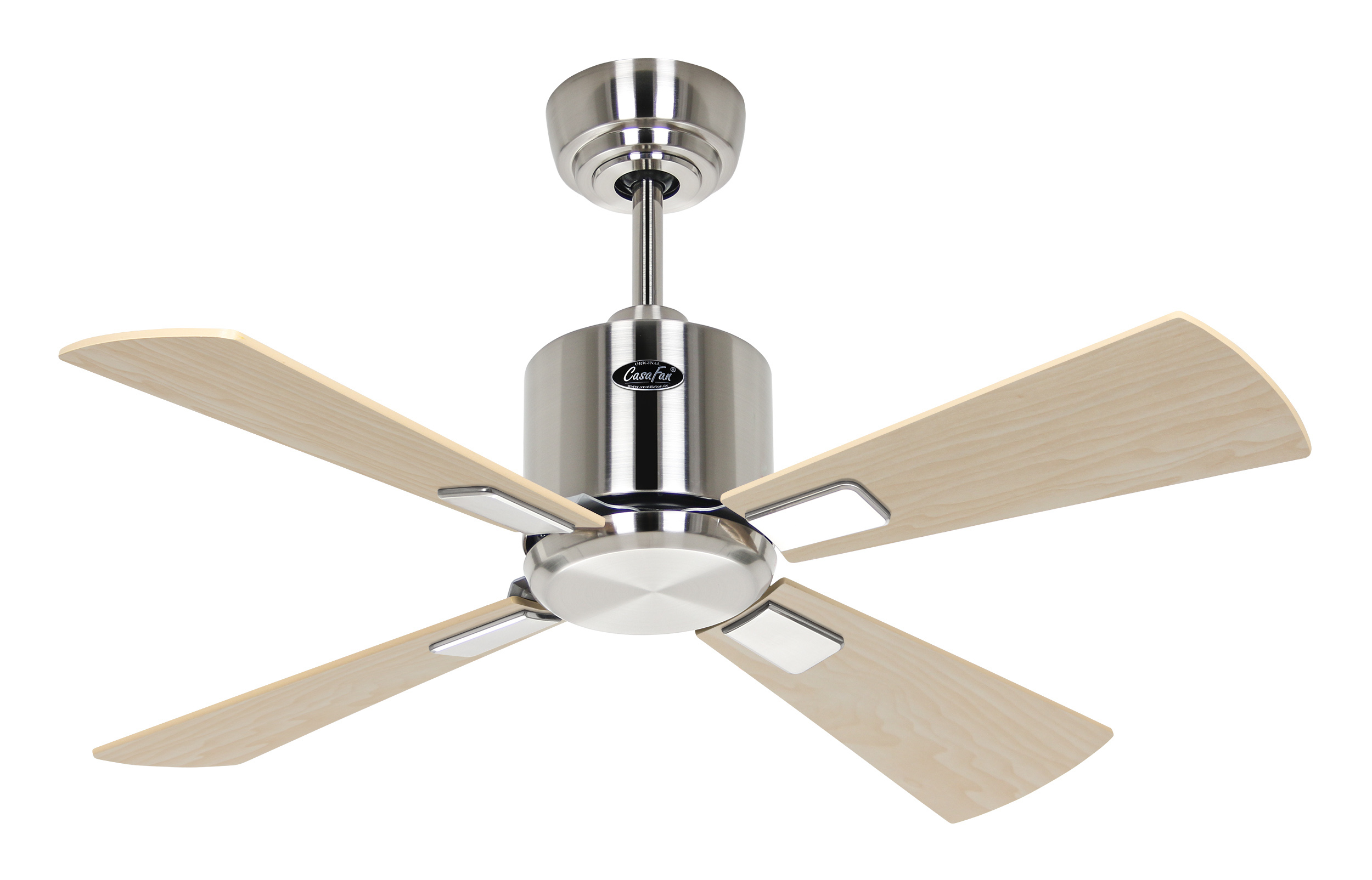 Ventilatore da soffitto con quattro pale in legno chiaro e alloggiamento motore argentato. Sfondo bianco.