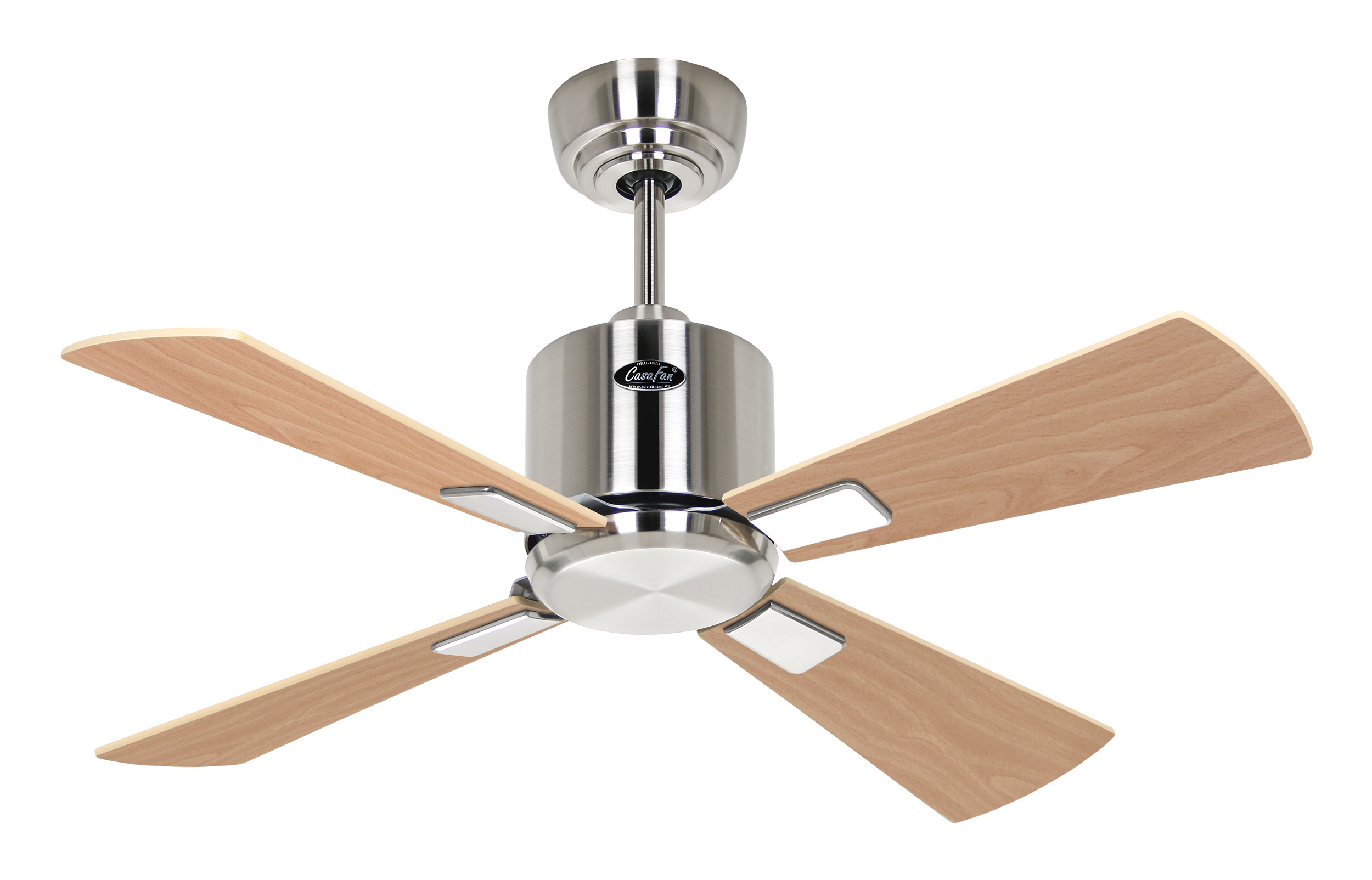 Un ventilatore da soffitto argento e legno con quattro pale. Il ventilatore è su sfondo bianco.