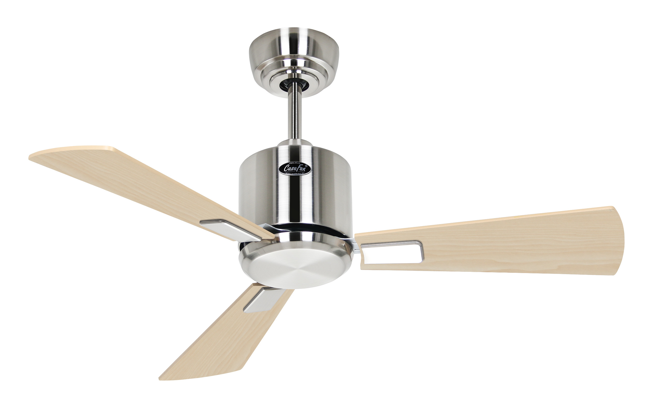 Ventilatore da soffitto con tre pale in legno e un alloggiamento motore argentato. Montato su un soffitto bianco.