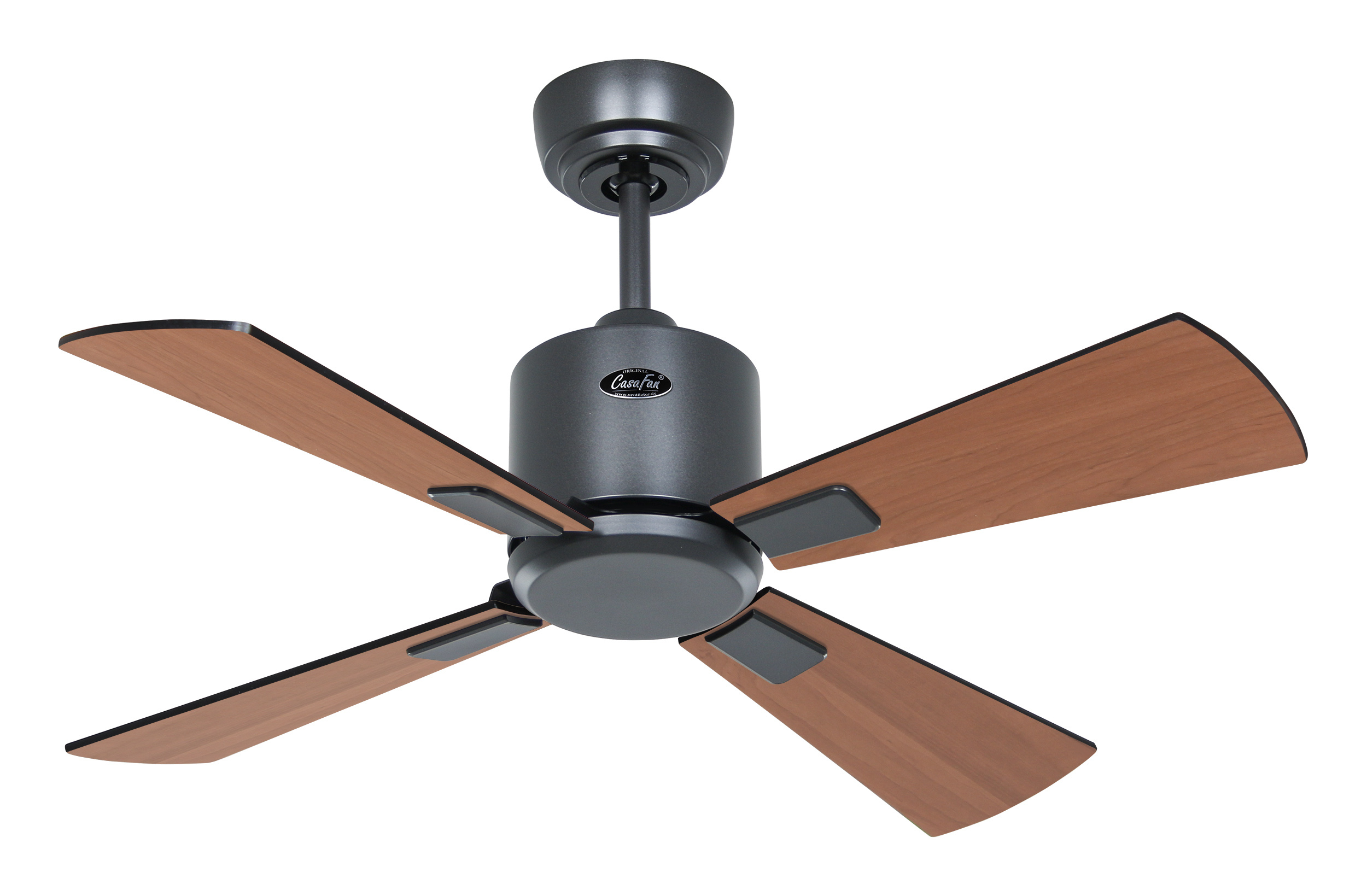 Ventilatore da soffitto con quattro pale marroni e un alloggiamento motore grigio scuro. Sfondo bianco.