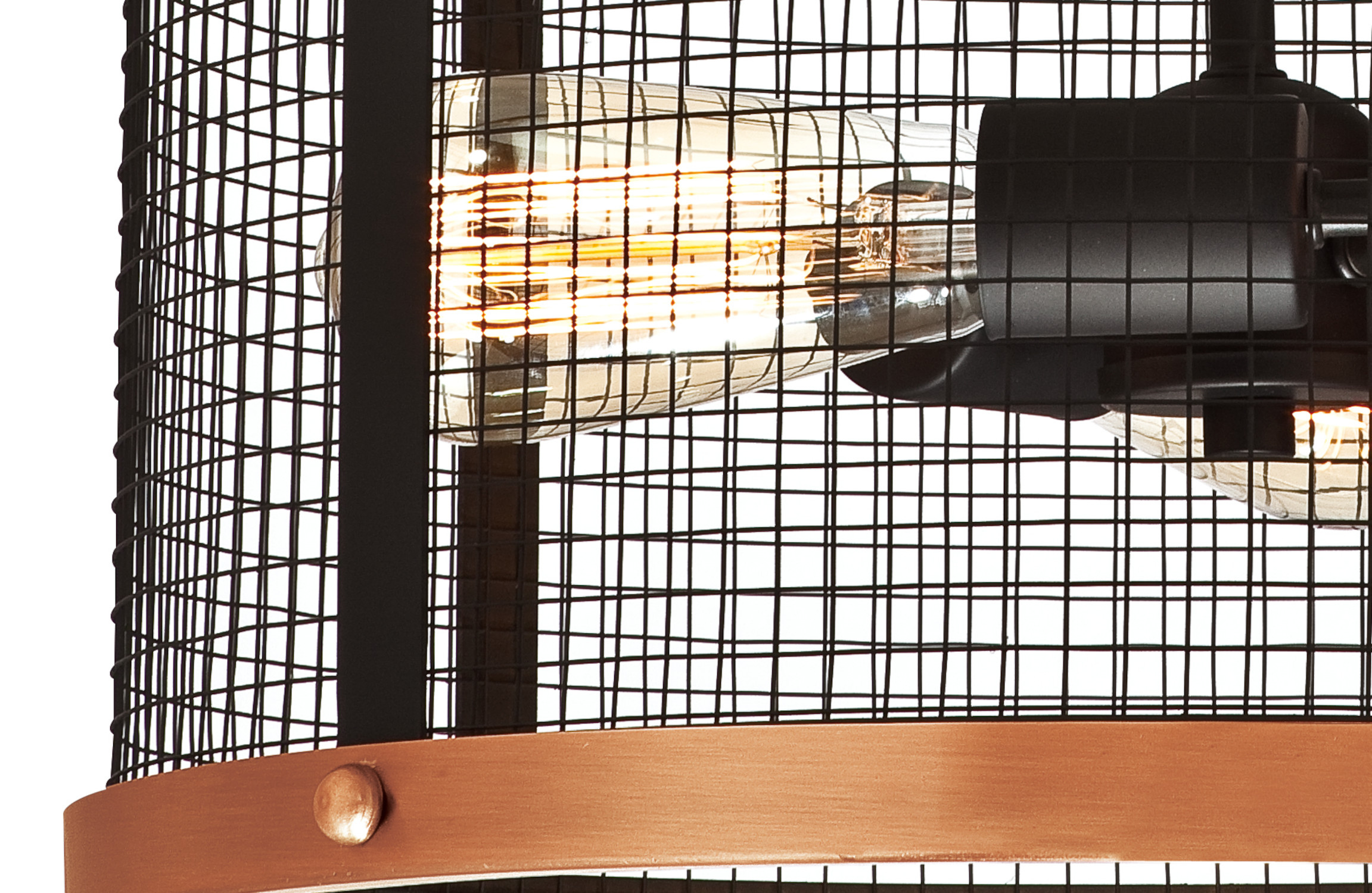Nahaufnahme einer Leuchte mit Edison-Glühbirnen. Sie besteht aus schwarzem Metall mit kupferfarbenem Sockel.