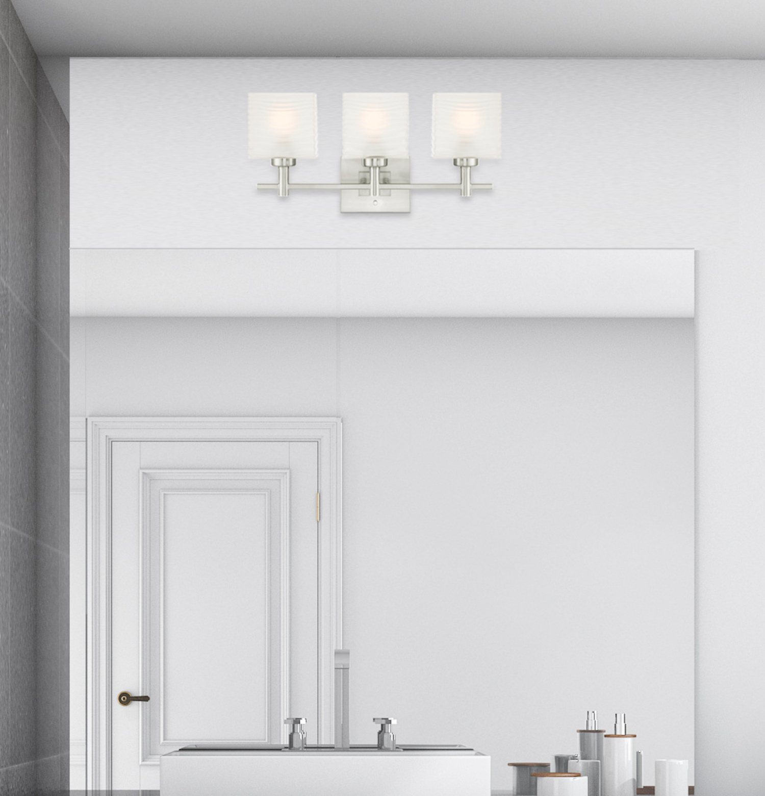 Ein modernes Badezimmer mit drei Lichtern über einem Spiegel.