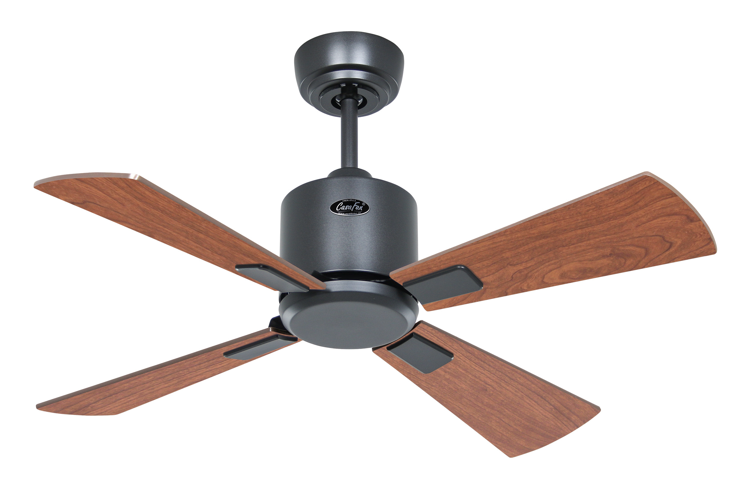 Un ventilatore da soffitto con quattro pale in legno e un alloggiamento motore nero. È su sfondo bianco.