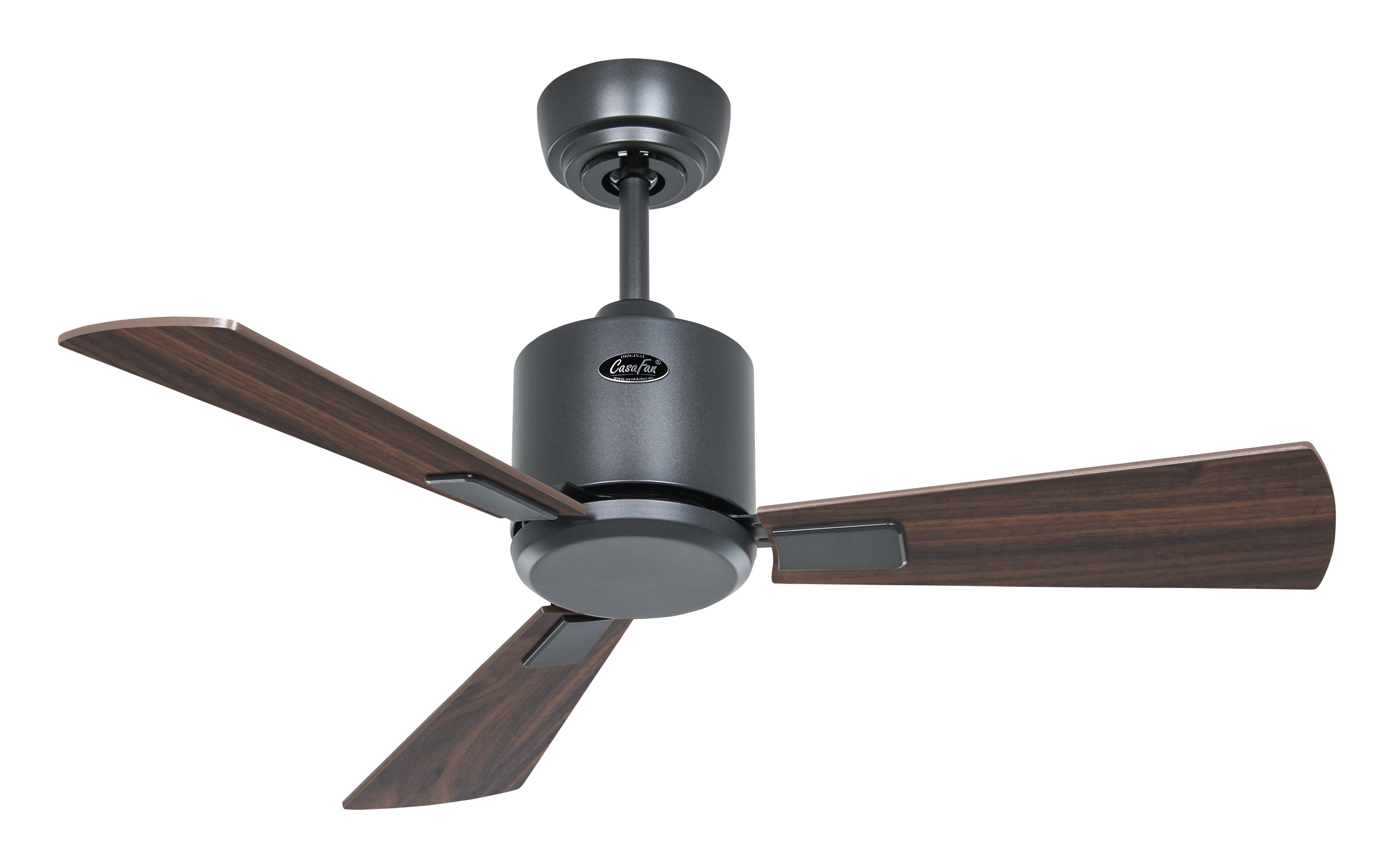 Ventilatore a soffitto con tre pale marroni e un alloggiamento motore grigio scuro.