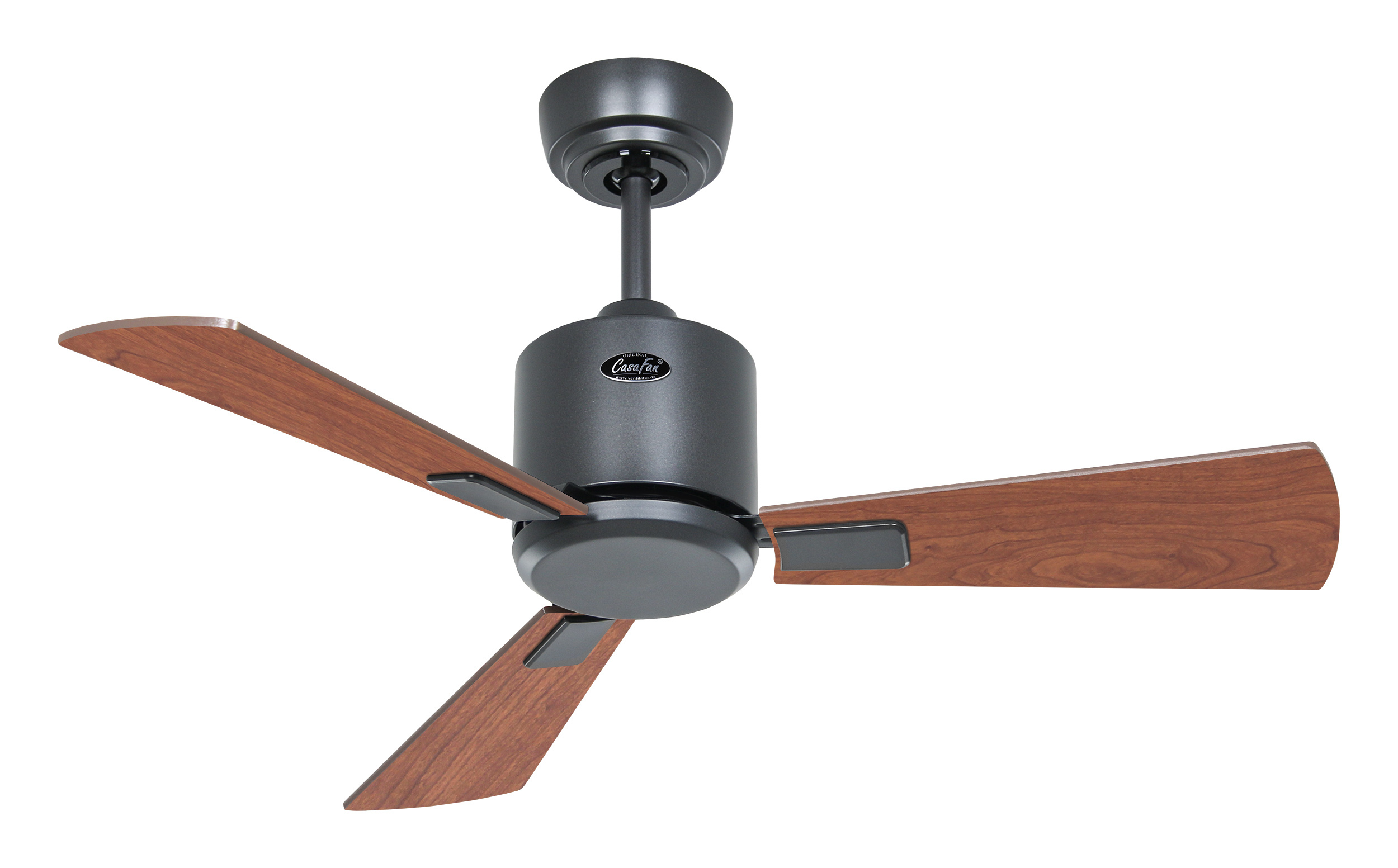 Ventilatore da soffitto con tre pale in legno e alloggiamento motore grigio scuro. Sfondo bianco.