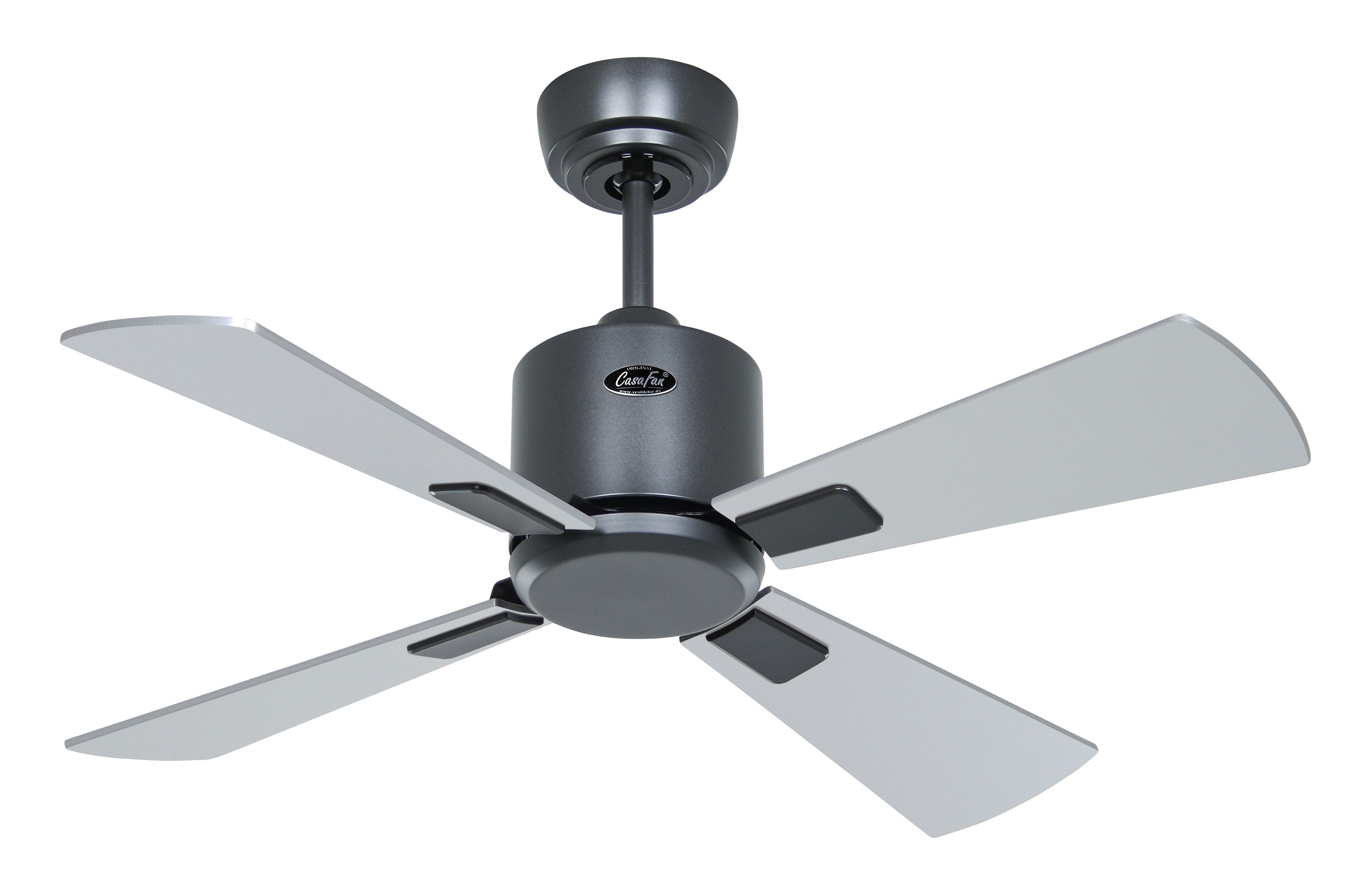 Ventilatore da soffitto grigio scuro con quattro pale argentate. Su sfondo bianco, completamente visibile.
