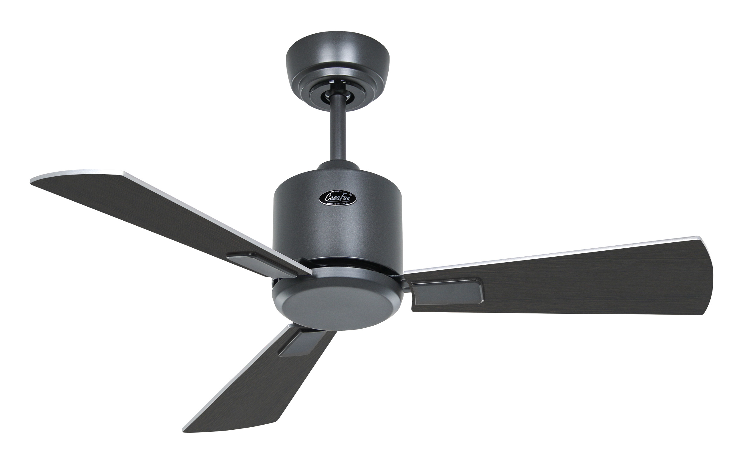 Ventilatore a soffitto. Corpo grigio scuro, tre pale nere e un alloggiamento motore argentato.