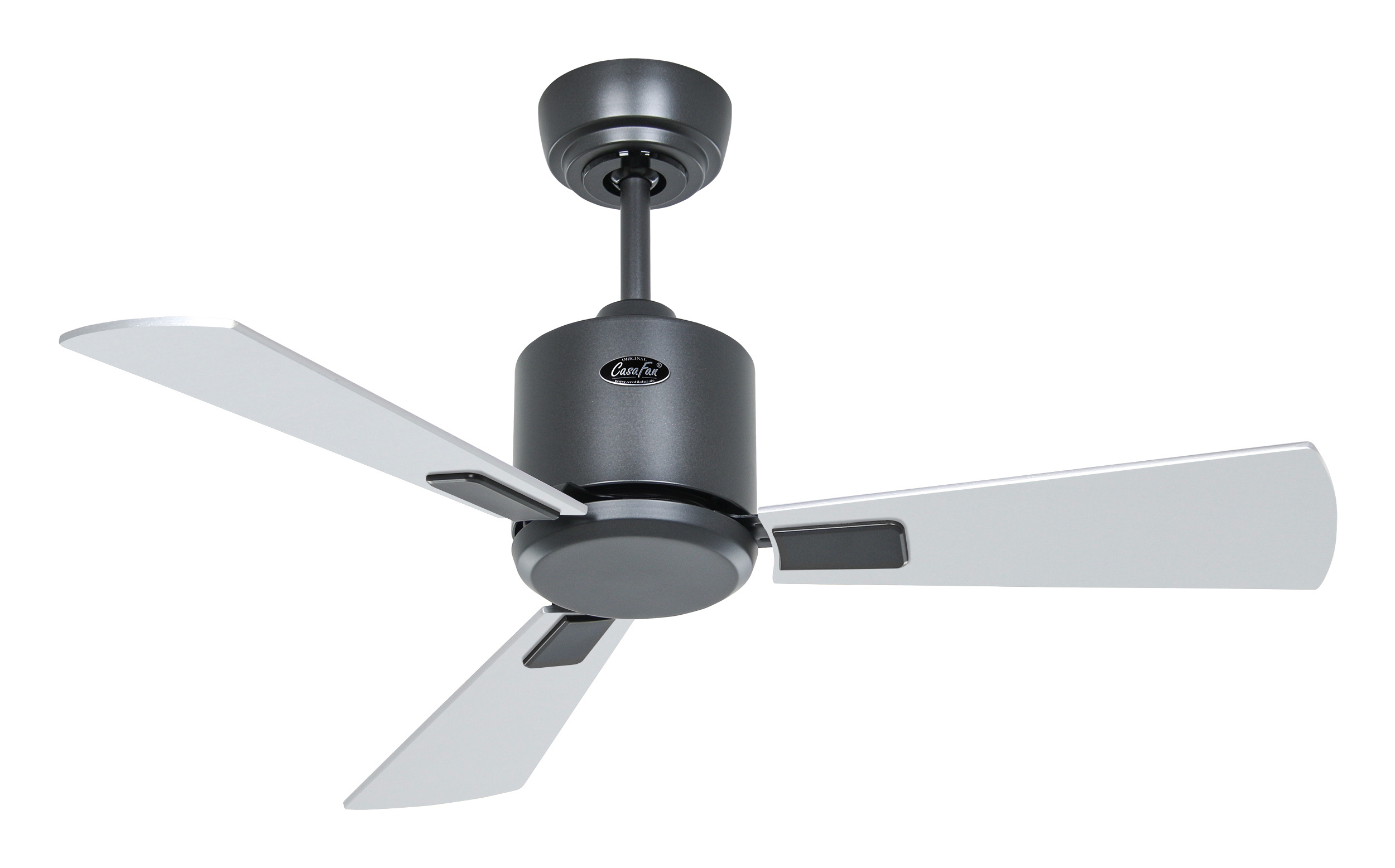 Un ventilatore da soffitto nero con tre pale bianche su sfondo bianco.