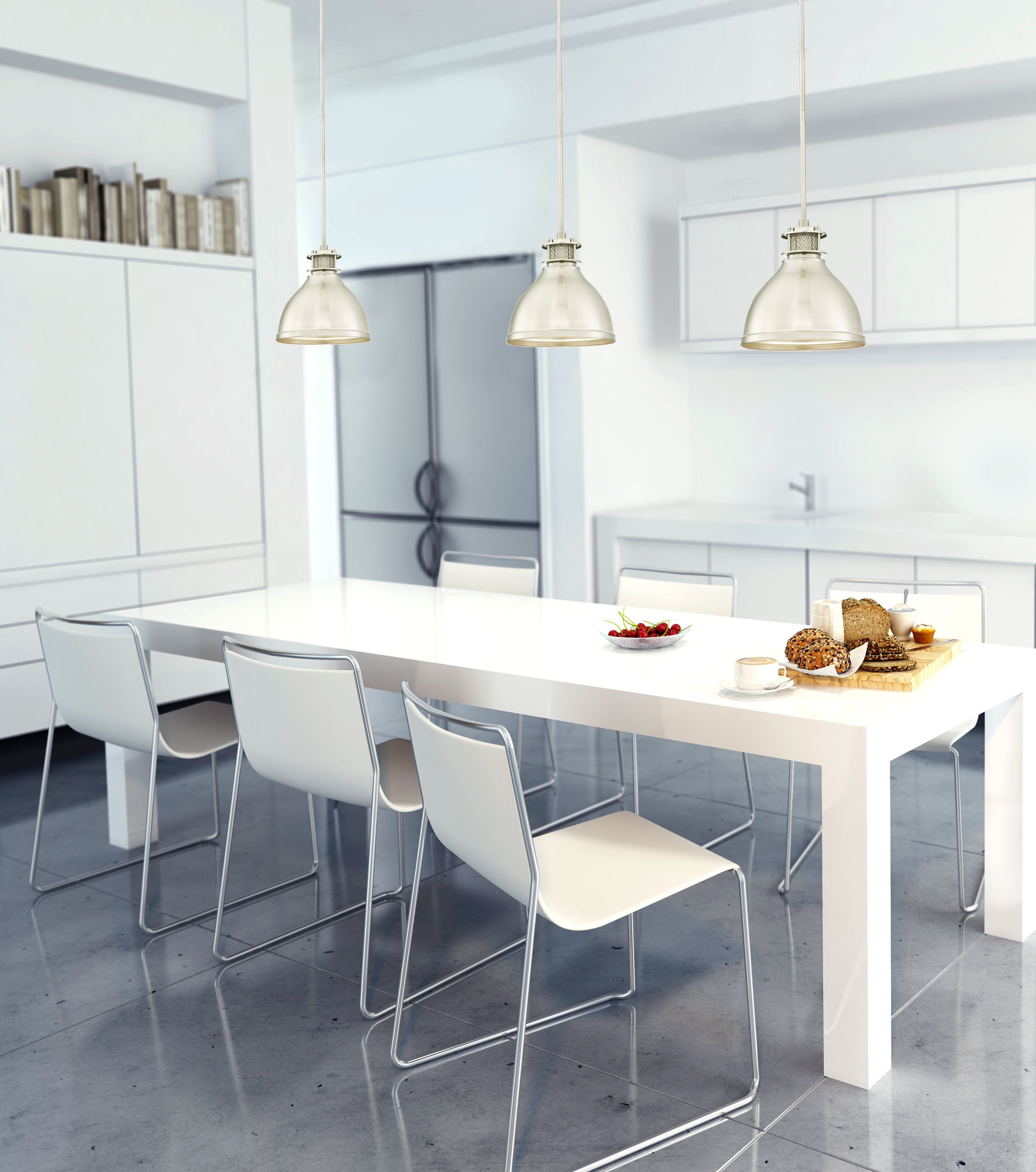 Lichte keuken met witte meubels, een lange tafel, stoelen en drie hanglampen.